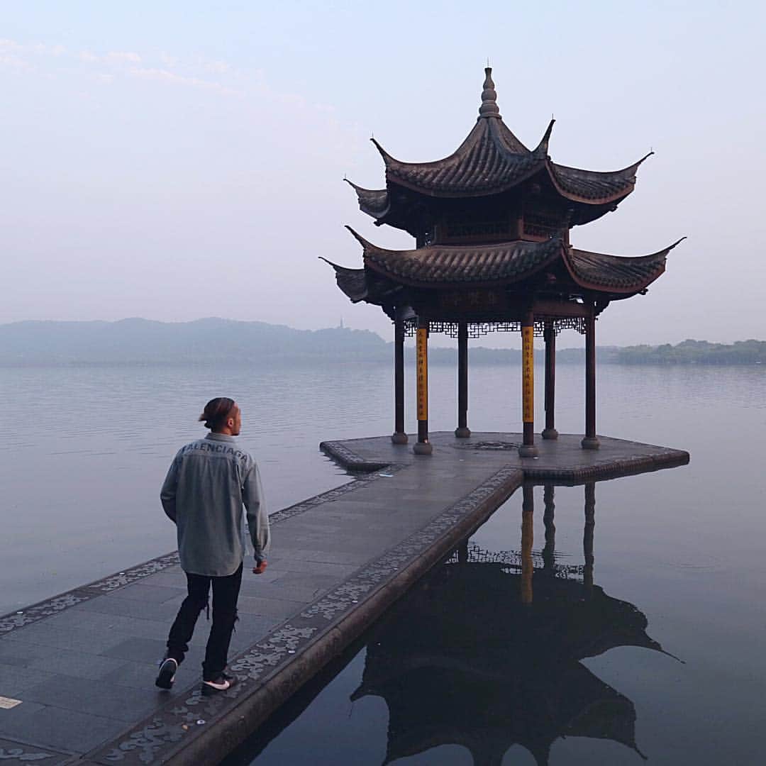 KENTOのインスタグラム：「𝐖𝐄'𝐋𝐋 𝐆𝐄𝐓 𝐓𝐇𝐄𝐑𝐄 𝐒𝐎𝐌𝐄𝐃𝐀𝐘  #china #hangzhou #westlake #balenciaga #offwhite #theten #virgilabloh #ootd #outfit #outfitoftheday #instafashion #mnmlla #streetfashion #streetstyle #streetwear #djlife #djtour #pioneerdj #beepmmgmt #axcell #weareaxcell #世界遺産 #西湖」
