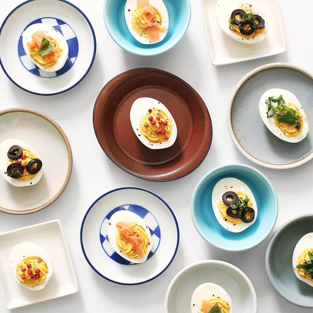 utoshさんのインスタグラム写真 - (utoshInstagram)「【スライドでレシピ動画あり！】Deviled egg. 今日はイースターですね。卵料理！食べてますか？ と言う事で、僕は今日、デビルドエッグを作ってみましたよ。子どもと一緒に作っても楽しいですよね。 . 実は先月、全農さんのイースターイベントで作ったんですよデビルドエッグ。その時はイースターから1ヶ月以上も前だったので、イースターが近づいたらまた作ろうと思っていたんですが、、、あっという間に4月、あっという間に当日、危うくイースターをすっ飛ばしてしまう所で、今日慌てて今日、デビルドエッグを作りました。 . 日本はイースターに本当に縁が薄い国なので、これからどれだけ定着していくのか疑問があるけど「卵を食べる日」とか「子供と一緒に工作する日」みたいな所から始めていけば、みんなで楽しみながら広まっていくのかな？と思います！ . . 作り方をストーリー動画で上げてみました。スライドするとでますので、ぜひ見てみてください！ . . #イースター #卵 #デビルドエッグ #easter . @jz_tamago . #ellegourmet#lunch#brunch#breakfast#foodporn#instagramjapan#vsco#IGersJP#onthetable#ランチ#おうちカフェ#うちごはん#暮らし#フーディーテーブル #cooking#homemade#おうちごはん#朝ごはん#japanesebreakfast」4月21日 19時10分 - utosh