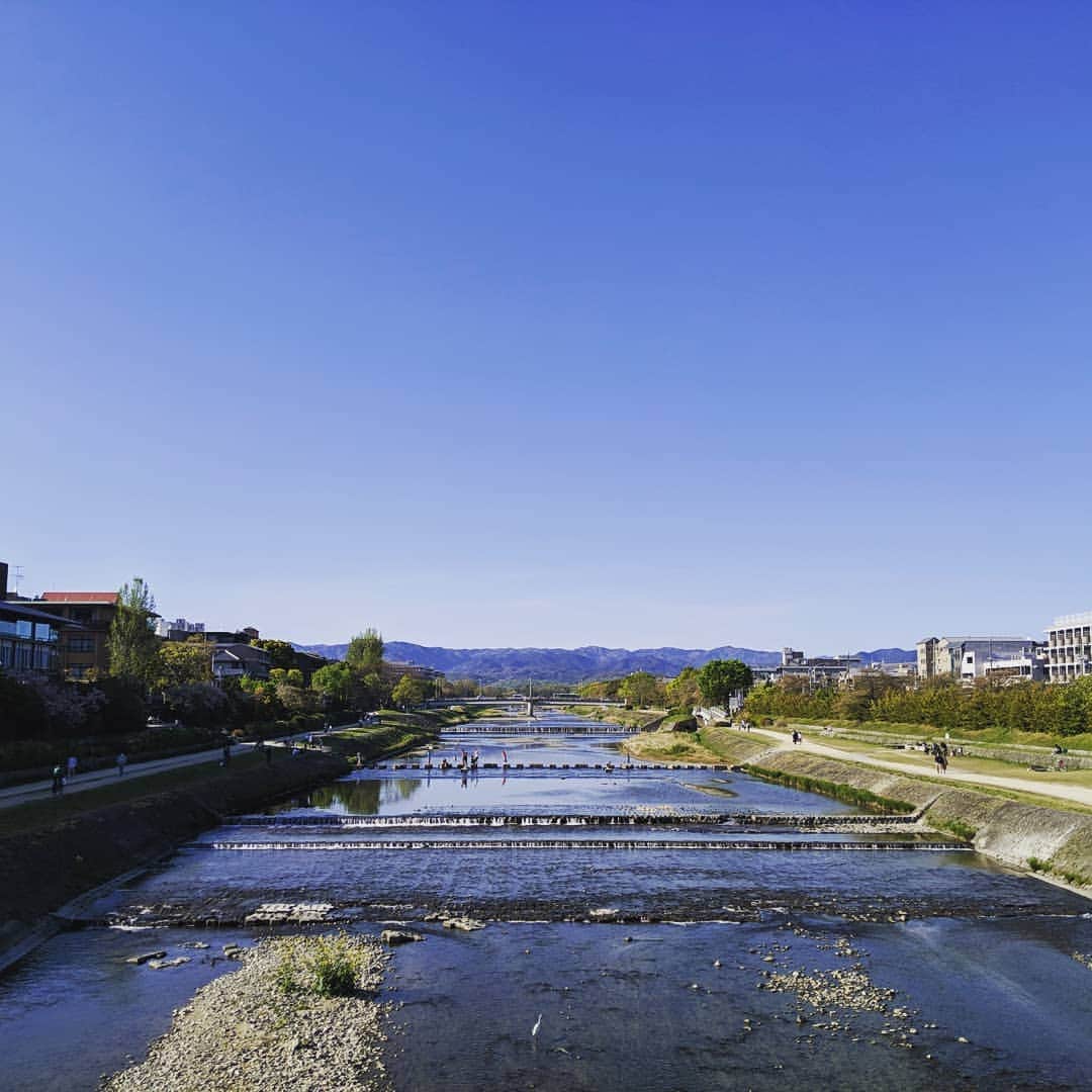 City of Kyoto Official Accountさんのインスタグラム写真 - (City of Kyoto Official AccountInstagram)「Today's Kamo river in Kyoto. #今日の鴨川  2019年4月20日撮影。  春の京都ジェニックキャンペーン開催中！4/22（月）で締切です！ https://camp-in.jp/kyotogenic-spring2019  #visitkyoto #visit_kyoto #kyotogenic #art_of_japan #japan_of_insta #loves_united_kyoto #kyototravel #japantrip #kyototrip #ig_kyoto #kyoto_style #springinkyoto #kyotohiddengems #riverside #sunny  Kyoto Official Travel Guide http://kyoto.travel/en  #京都 #京都ジェニック  #未来に残したい京都  #京都好きな人と繋がりたい #とっておきの京都 #そうだ京都行こう #原風景  オフィシャルサイト「京都観光NAVI」 http://ja.kyoto.travel」4月21日 19時11分 - visit_kyoto