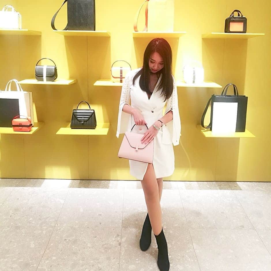 Miyu Toyonagaのインスタグラム：「❤️ ああ、ピンク色可愛いな。@valextra  この色のミニイジィデは日本入荷一つのみみたい。  #白は持ってるけど #ピンクの誘惑 #定員さんのおもてなし #素晴らしいです #この後まさか足をくじいて軽い捻挫 #ドジすぎる自分🤦」
