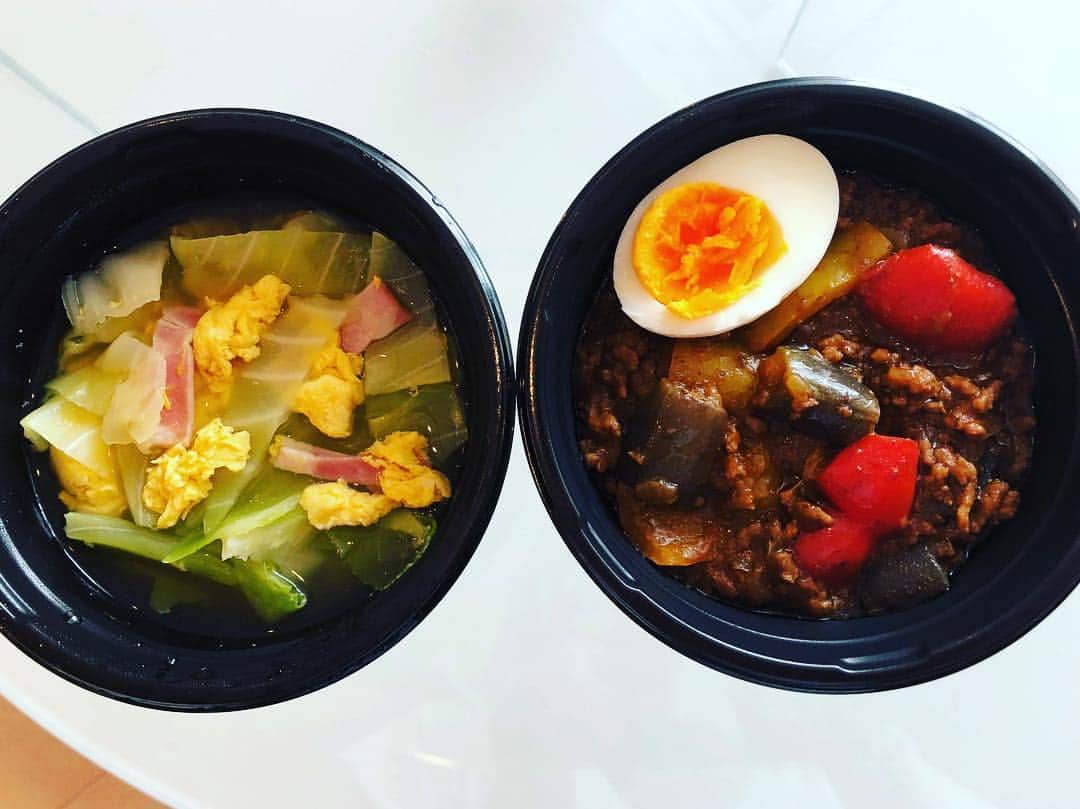 経沢香保子さんのインスタグラム写真 - (経沢香保子Instagram)「【週末の作り置き】  最近の週末は、土曜日の朝、楽天西友ネットスーパーの受け取りからの作り置き。  1枚目の写真は、明日のお弁当に用につめた ・キーマカレー ・キャベツと卵のコンソメスープ  他の作り置きは、2枚目 ・ハンバーグ ・ピーマンの肉詰め ・豚キムチ  今週は夜の会食が多いので、主にはお弁当のため  レンチンできる使い捨ての容器を買って、帰り捨てていくので、とっても便利です。  #作りおき #キーマカレー #コンソメスープ #ハンバーグ #豚キムチ #ホットクック #お弁当  #お弁当おかず」4月21日 19時12分 - kahokotsunezawa