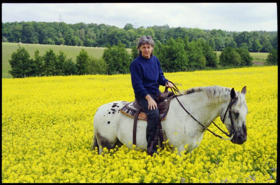 ポール・マッカートニーさんのインスタグラム写真 - (ポール・マッカートニーInstagram)「Happy Easter everyone 🌼🌻 #PaulMcCartney #Easter #LindaMcCartney #horsesofInstagram」4月21日 19時15分 - paulmccartney