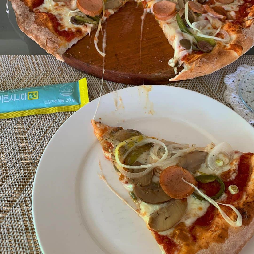 ユン・アラさんのインスタグラム写真 - (ユン・アラInstagram)「쥬세페 화덕피자 🍕 담백하게 맛있고, 핫소스 달라고해서 같이 드세요! 수제로 만드신 것 같은데 찍어먹고 맛있어서 4조각 순삭 해버림..🤪 . #보홀맛집 #보홀맛집추천 #보홀 #보홀여행 #보홀쥬세페 #쥬세페피자」4月21日 19時24分 - yoonara_mood