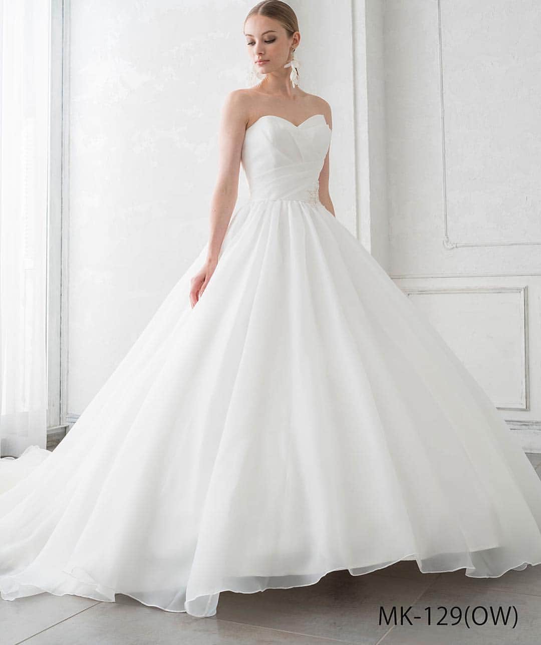 fino_wedding【フィーノ公式】さんのインスタグラム写真 - (fino_wedding【フィーノ公式】Instagram)「ISAMUMORITA  キラキラグリッターの輝くメルヘンチックなバックラインが可愛いイサムモリタのウェディングドレスです。 胸元のシンプルな大人っぽさと、素材の質感を強調したスカートが魅力。 一変したバックラインの華やかさがチャペルを引き立てます。キュートでエレガントなウェディングドレスです。  @fino_wedding  @isamumorita136  #wedding #colordress #weddingdress #静岡花嫁#ドレス選び #チャペル #写真映え #2020春婚 #2020夏婚#2020秋婚 #2020冬婚 #キラキラ #フリル#可愛いドレス #結婚式準備 #花嫁ヘア #レース #プリンセス #weddingphotography #weddingparty #花嫁ヘア」4月21日 19時24分 - fino_wedding