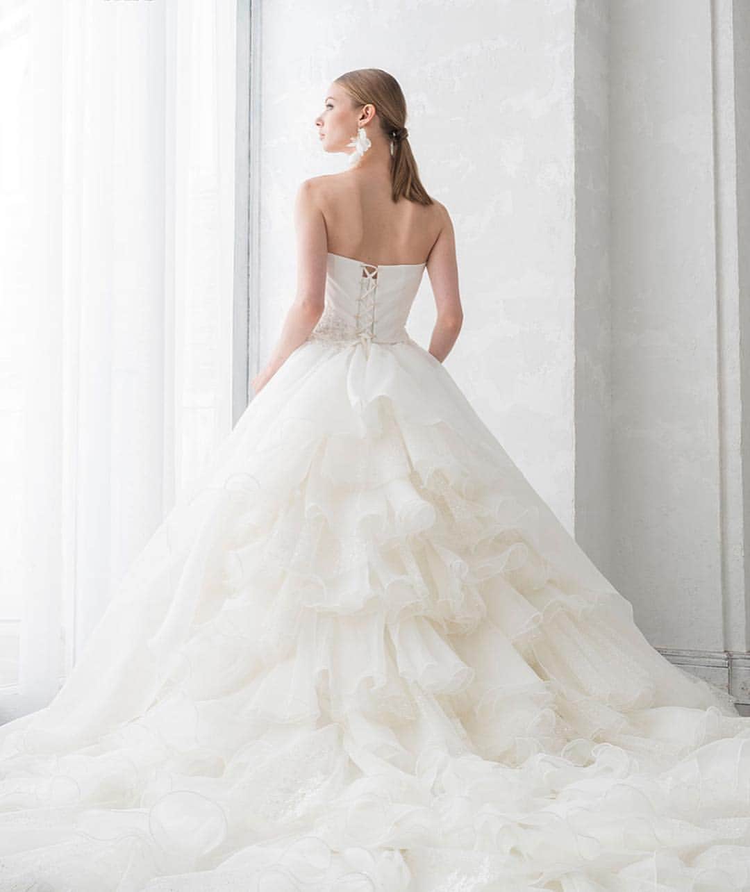 fino_wedding【フィーノ公式】さんのインスタグラム写真 - (fino_wedding【フィーノ公式】Instagram)「ISAMUMORITA  キラキラグリッターの輝くメルヘンチックなバックラインが可愛いイサムモリタのウェディングドレスです。 胸元のシンプルな大人っぽさと、素材の質感を強調したスカートが魅力。 一変したバックラインの華やかさがチャペルを引き立てます。キュートでエレガントなウェディングドレスです。  @fino_wedding  @isamumorita136  #wedding #colordress #weddingdress #静岡花嫁#ドレス選び #チャペル #写真映え #2020春婚 #2020夏婚#2020秋婚 #2020冬婚 #キラキラ #フリル#可愛いドレス #結婚式準備 #花嫁ヘア #レース #プリンセス #weddingphotography #weddingparty #花嫁ヘア」4月21日 19時24分 - fino_wedding