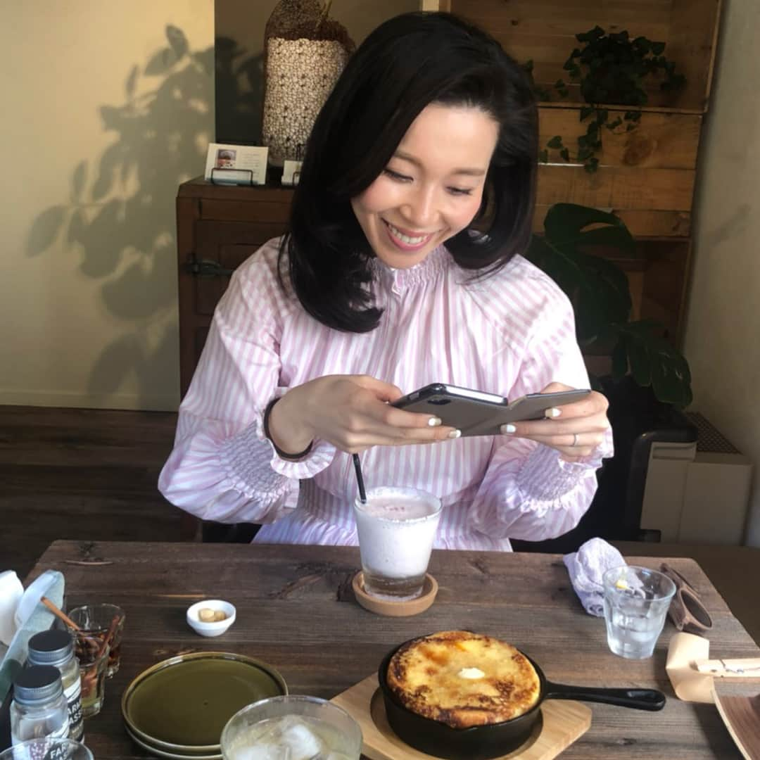 服部水季さんのインスタグラム写真 - (服部水季Instagram)「昨日行ったご近所に出来たカフェ。  行った結果すっごく良かった。 緑がたくさんの庭、落ち着くおしゃれな店内、素敵な店主の女性。  1日5食限定っていうフレンチトーストにもありつけた。 前のめりで撮影してしまった。 ふわふわジューシーで美味しかった🍽ドリンクも美味しくて仕事の丁寧さを感じました💓  またホッとしに行きます。  #豊橋 #カフェ #フレンチトースト」4月21日 19時26分 - yoginimizuki