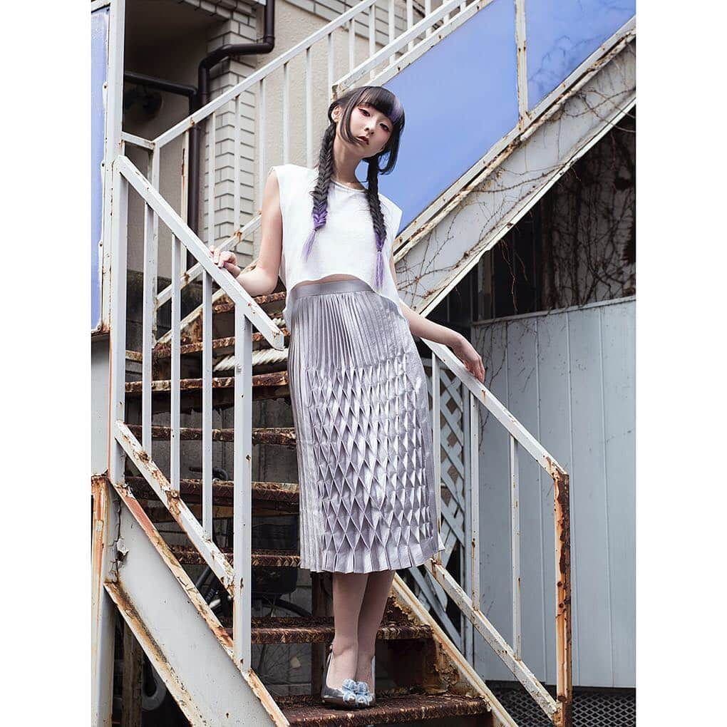 RinRinさんのインスタグラム写真 - (RinRinInstagram)「Silvers and Whites✨ perfect combo for spring 🦋 For @amorphose 📸 by @celiamassimi . . . Full outfit: @amorphose  Photographer: @celiamassimi  Hair&Makeup: me . . #rinrindoll #rinrinmodel #rinrinootd #celiamassimi #celiahumphries #amorphose #springootd #春コーデ #silverskirt #シルバースカート」4月21日 19時33分 - rinrindoll