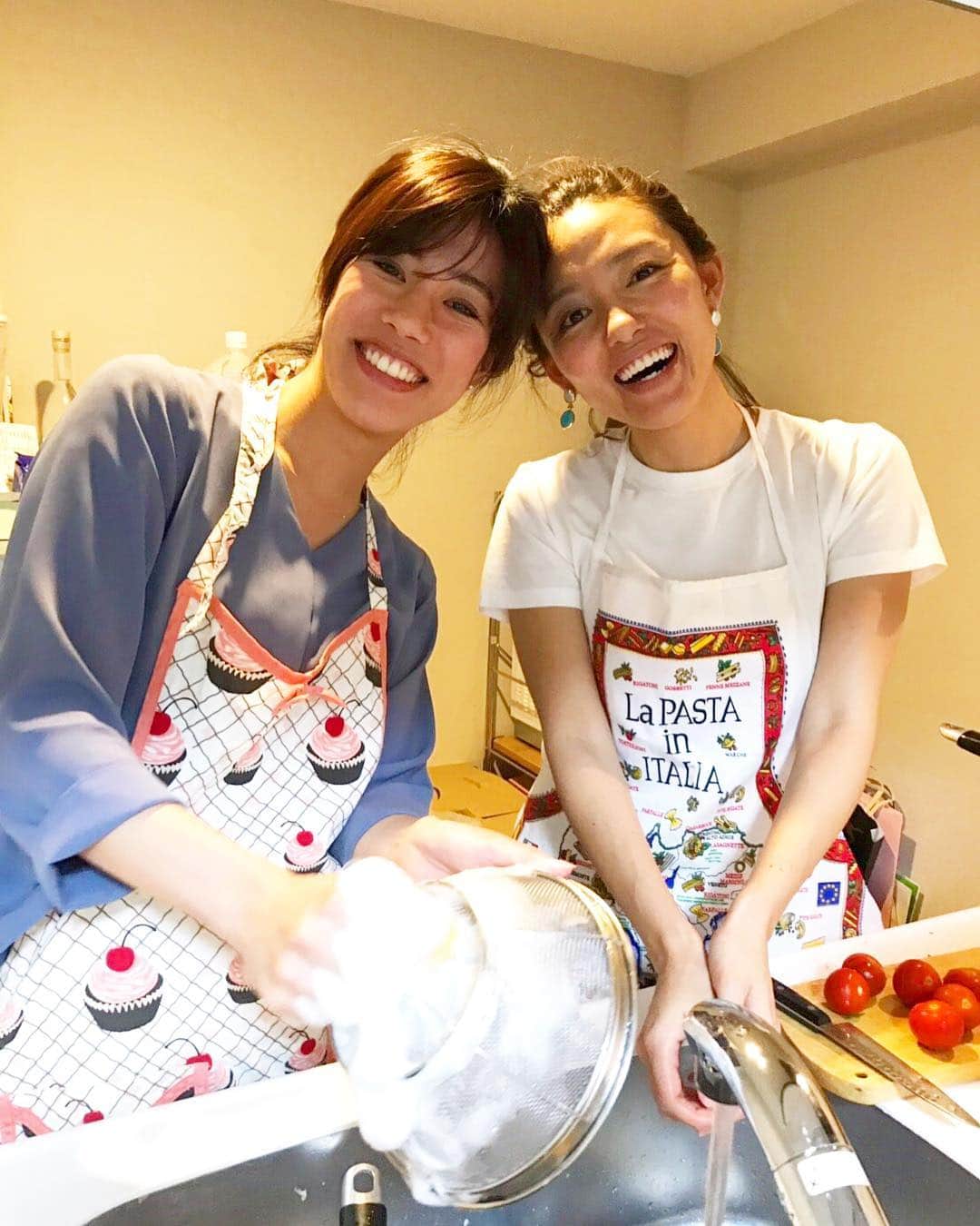阿部優貴子のインスタグラム：「週末。夫出張中のため親友を家に呼んでおうちごはん👩🏻‍🍳️🍷 あんまり時間がなかったので、サラダ、パスタ、グラタンを大皿で。 マメな友達といっしょにご飯を作ると自分の料理のズボラさにびっくりw冷蔵庫についてのきびしいダメ出し😂笑  ま、ズボラでもなんでも、おいしければいい！ということにしよう。いいよね。🤪️✌️ * *  #ズボラ飯 #ズボラ主婦 ←こんなハッシュタグがあった！😂 #おうちごはん #あべゆきごはん #おもてなしごはん #新米主婦 #ワインに合う料理 #大皿料理」