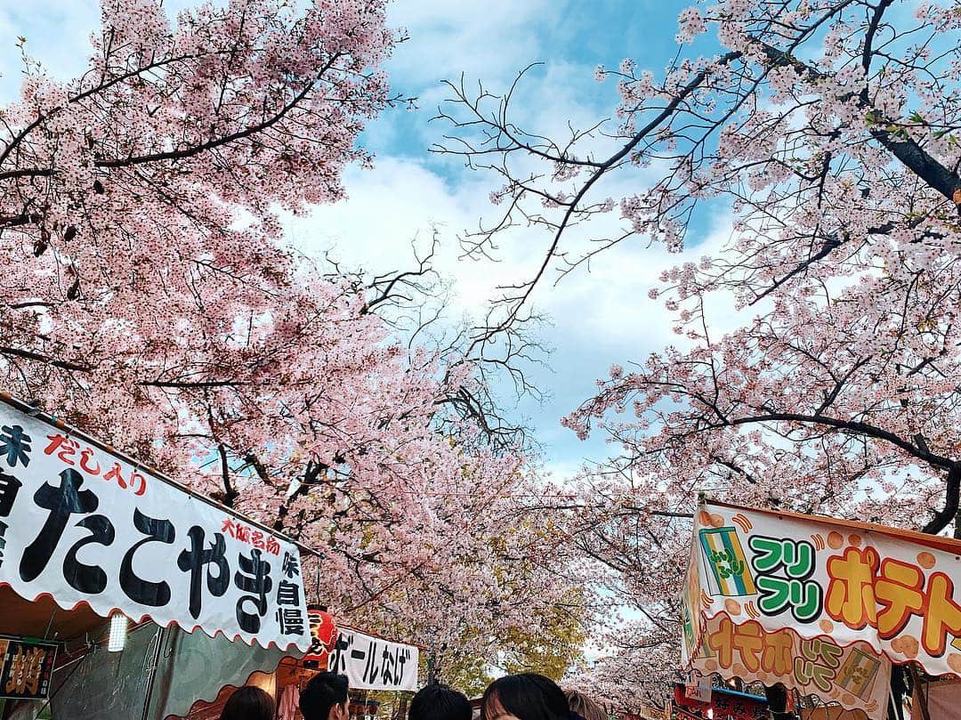 Marika Kajiwaraさんのインスタグラム写真 - (Marika KajiwaraInstagram)「シェアしようとして 間違えて消してしまった😭 いいね、コメントくれてた方すみません.. ↓ お祭り🌸🏮 ＊ 毎年行く造幣局の桜の通り抜けに 今年も大好きなみんなと行ってきた( ˙³˙)♡ ＊ 全員完全に花より団子で みんなで屋台買いまくり😂 今年はほんまよー食べたね😂❤️ww ＊ ＊ ＊ #造幣局 #桜の通り抜け #屋台大好き #花より団子 #like #cherryblossom #instagood」4月21日 19時30分 - marika__kw