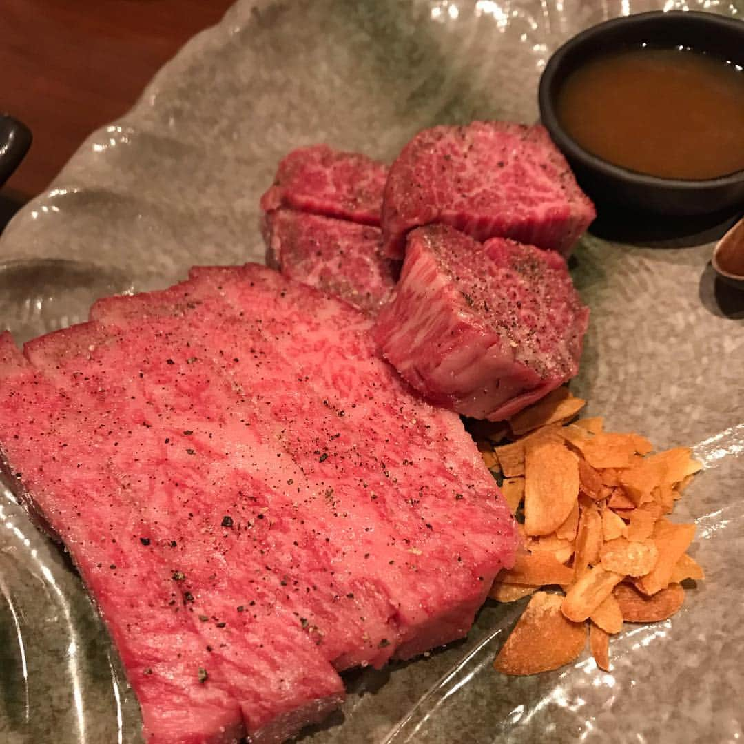 藤井瑞希さんのインスタグラム写真 - (藤井瑞希Instagram)「・ ・ 先日、おっいしー焼き肉に連れて行ってもらいました🤤💓 ・ ・ 帰りにはお花まで頂いてしまいありがたかったです‼️ ・ ・ 既に果てし無く過去の話な気がしますが、引退お疲れ様って未だに言ってもらえるのは嬉しいです😊❤️ ・ ・ 感謝感謝。 ・ ・ #引退お疲れ様会」4月21日 19時32分 - bdmntnfujiimizuki