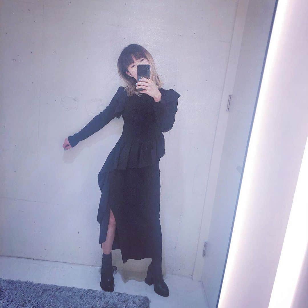 のインスタグラム：「絶妙な位置にフリルが付いていて絶妙なスリットが入ってるのでタイトなシルエットが苦手な人にもおすすめ🤲さすが！#herlipto #onepeace  ポーズのダイアンみ」