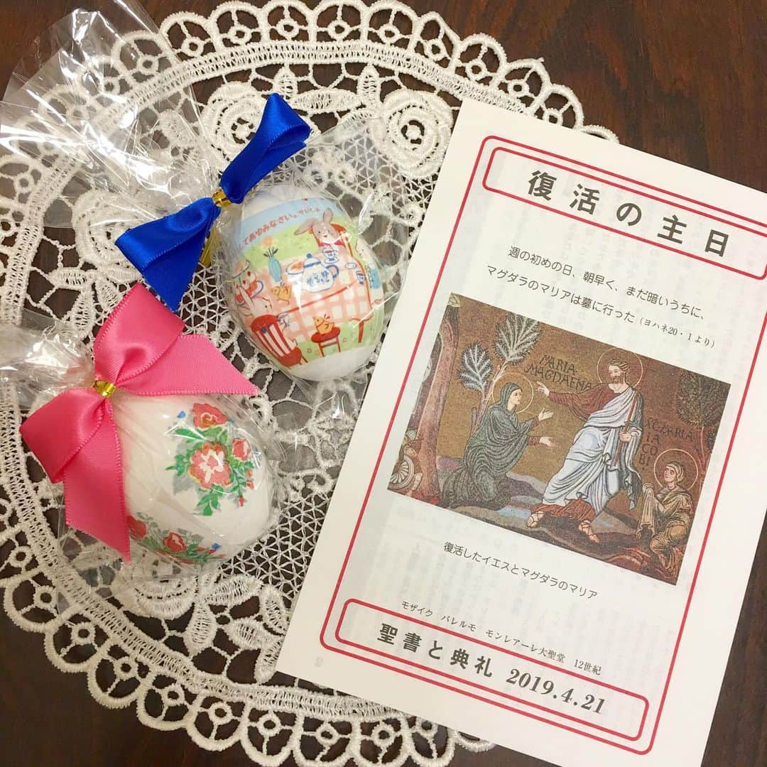 bon ponさんのインスタグラム写真 - (bon ponInstagram)「Happy Easter❣️⛪️🐣🐰💚 御復活おめでとうございます🙏✨ 新たな気持ちで、今生かされていることに感謝しながら、これからの日々を過ごして行けますように…😊😊 ・ 今年はイースターエッグ作りのお手伝いをさせていただきました🥚🥚🥚 ・ #イースター #イースターエッグ #復活祭 #元寺小路教会 #夫婦 #60代 #ファッション #コーディネート #リンクコーデ #夫婦コーデ #グレイヘア #白髪 #共白髪 #couple #over60 #fashion #coordinate #instafashion #instagramjapan #greyhair #bonpon511」4月21日 19時35分 - bonpon511