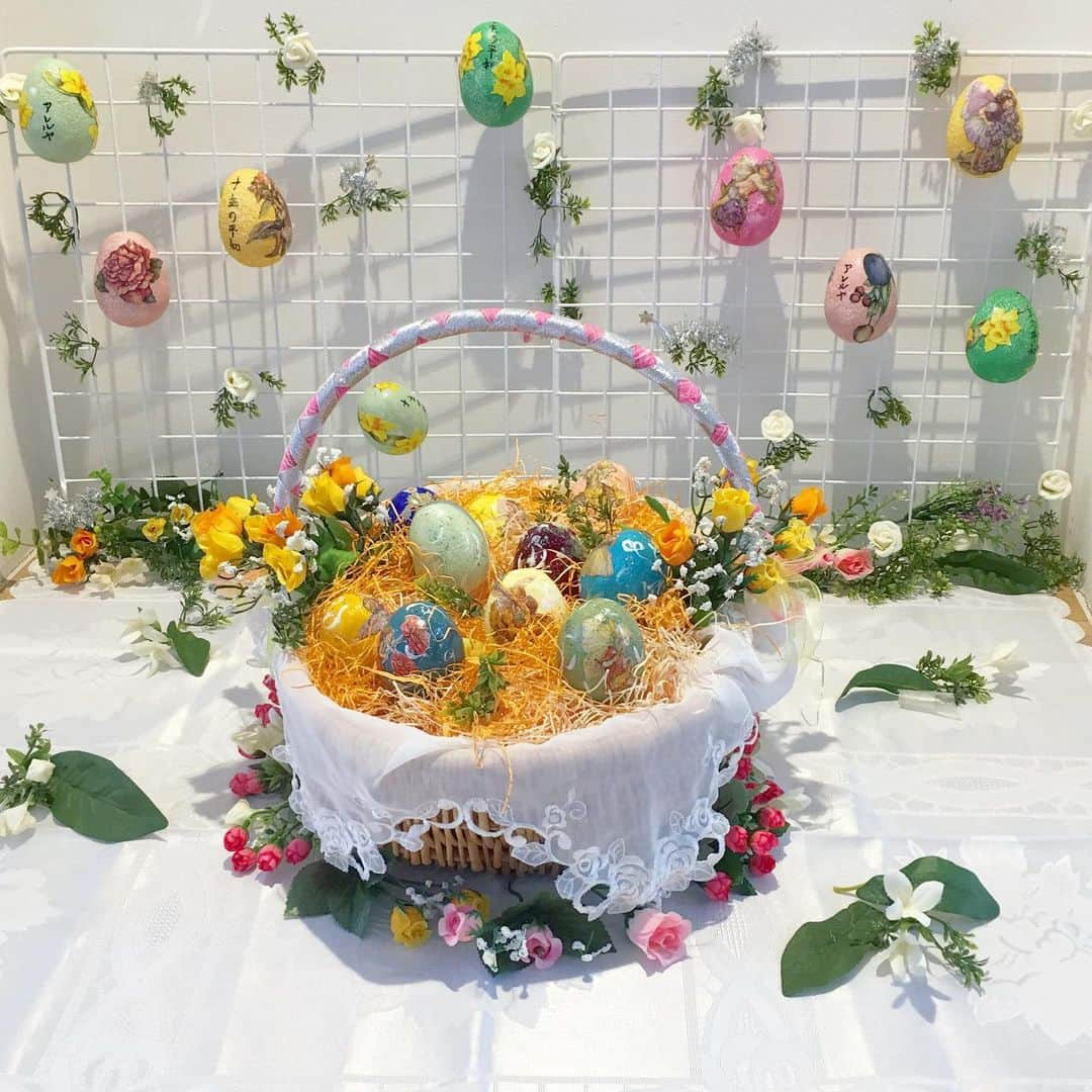 bon ponさんのインスタグラム写真 - (bon ponInstagram)「Happy Easter❣️⛪️🐣🐰💚 御復活おめでとうございます🙏✨ 新たな気持ちで、今生かされていることに感謝しながら、これからの日々を過ごして行けますように…😊😊 ・ 今年はイースターエッグ作りのお手伝いをさせていただきました🥚🥚🥚 ・ #イースター #イースターエッグ #復活祭 #元寺小路教会 #夫婦 #60代 #ファッション #コーディネート #リンクコーデ #夫婦コーデ #グレイヘア #白髪 #共白髪 #couple #over60 #fashion #coordinate #instafashion #instagramjapan #greyhair #bonpon511」4月21日 19時35分 - bonpon511