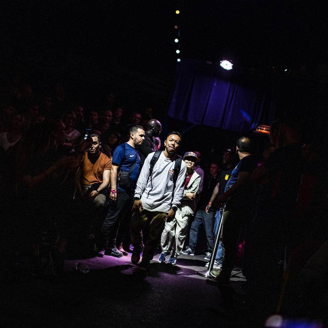 のインスタグラム：「Thank you @battledevaulx_ 🇫🇷 See you next time 👊🏽 📸 @littleshao  #bboytaisuke #redbull #redbullbconeallstars #battledevaulx #puma #makavelic #freegun #g_shock #ozracing #ghmumm_jpn」