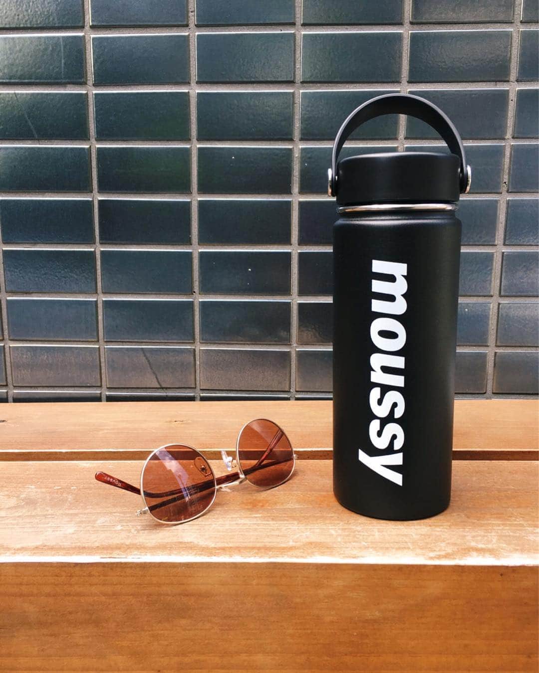 Shiho Sasakiのインスタグラム：「HBD MOUSSY🎂✨ 19周年記念に発売されたコラボボトル🍾 これからのお出かけの時期にぴったり🧡 保冷と保温どちらも優れているから、私は日常的にも使ってるよ！ #MOUSSY#MOUSSYSNAP#HBD_MOUSSY#hydroflask」