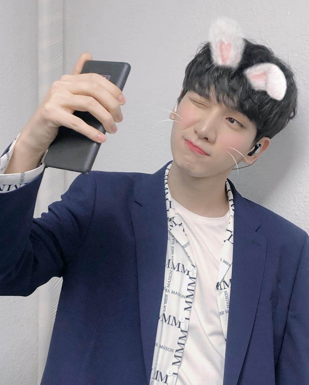 VIXXさんのインスタグラム写真 - (VIXXInstagram)「. [20190421] Ice Fantasia 2019 . 대기실 비하인드💓 토끼횩🐰귀여워횩🐰 . #빅스 #VIXX #혁 #HYUK #한상혁 #아이스판타지아 #icefantasia #Boy_with_a_star🌟」4月21日 19時40分 - vixx_stargram