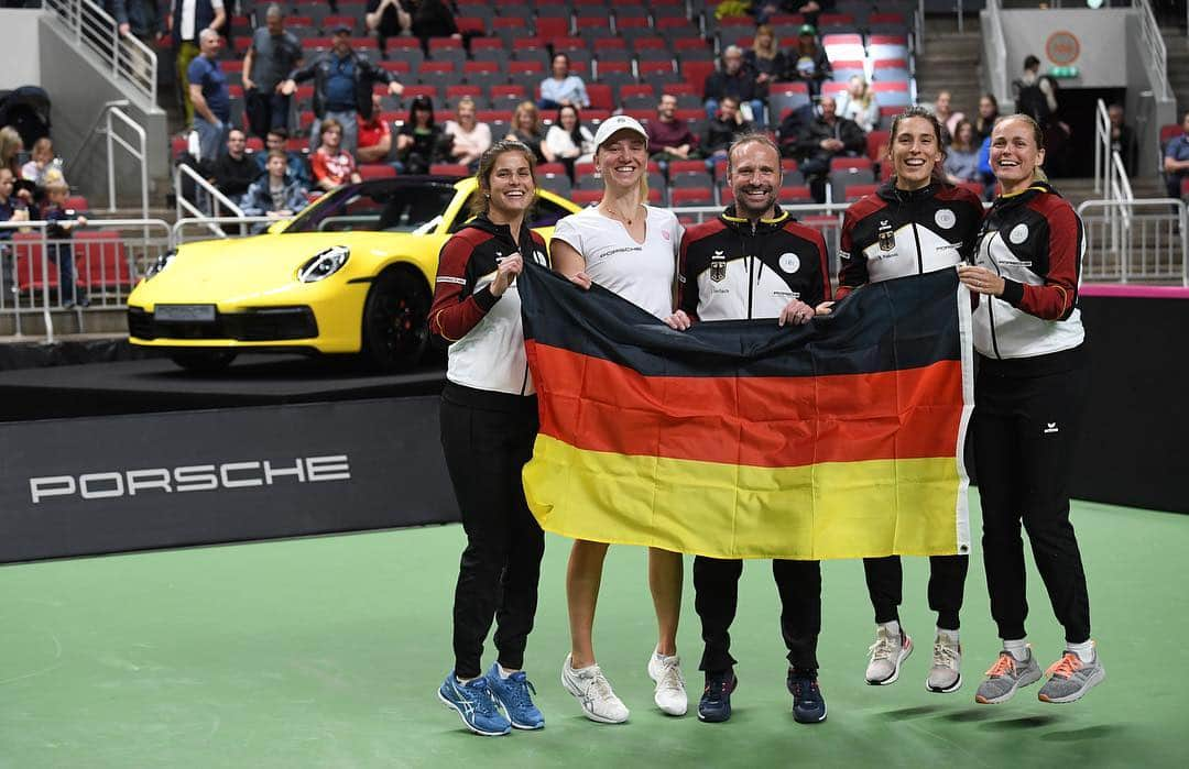 ユリア・ゲルゲスさんのインスタグラム写真 - (ユリア・ゲルゲスInstagram)「🖤❤️💛 #FedCup #wirfuerD  Wir sind gekommen, um zu bleiben✅ #missionaccomplished #worldgroup 📸: Paul Zimmer」4月21日 19時43分 - julia.goerges