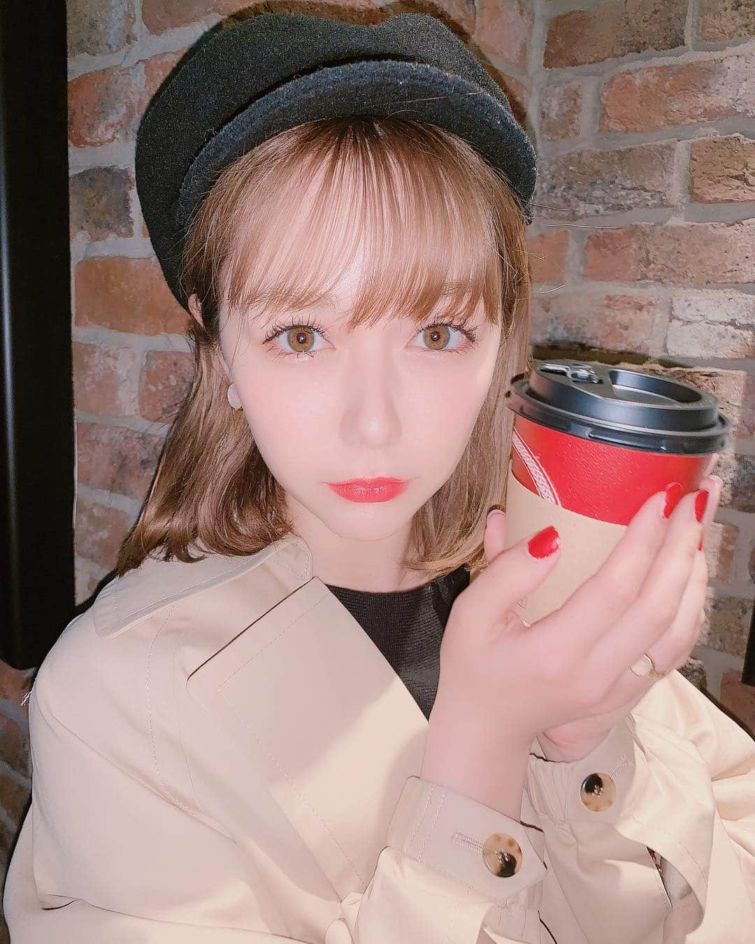 村重杏奈さんのインスタグラム写真 - (村重杏奈Instagram)「お洒落な友達にコート借りてインスタ映え🥺❤️」4月21日 19時44分 - hktanna4848