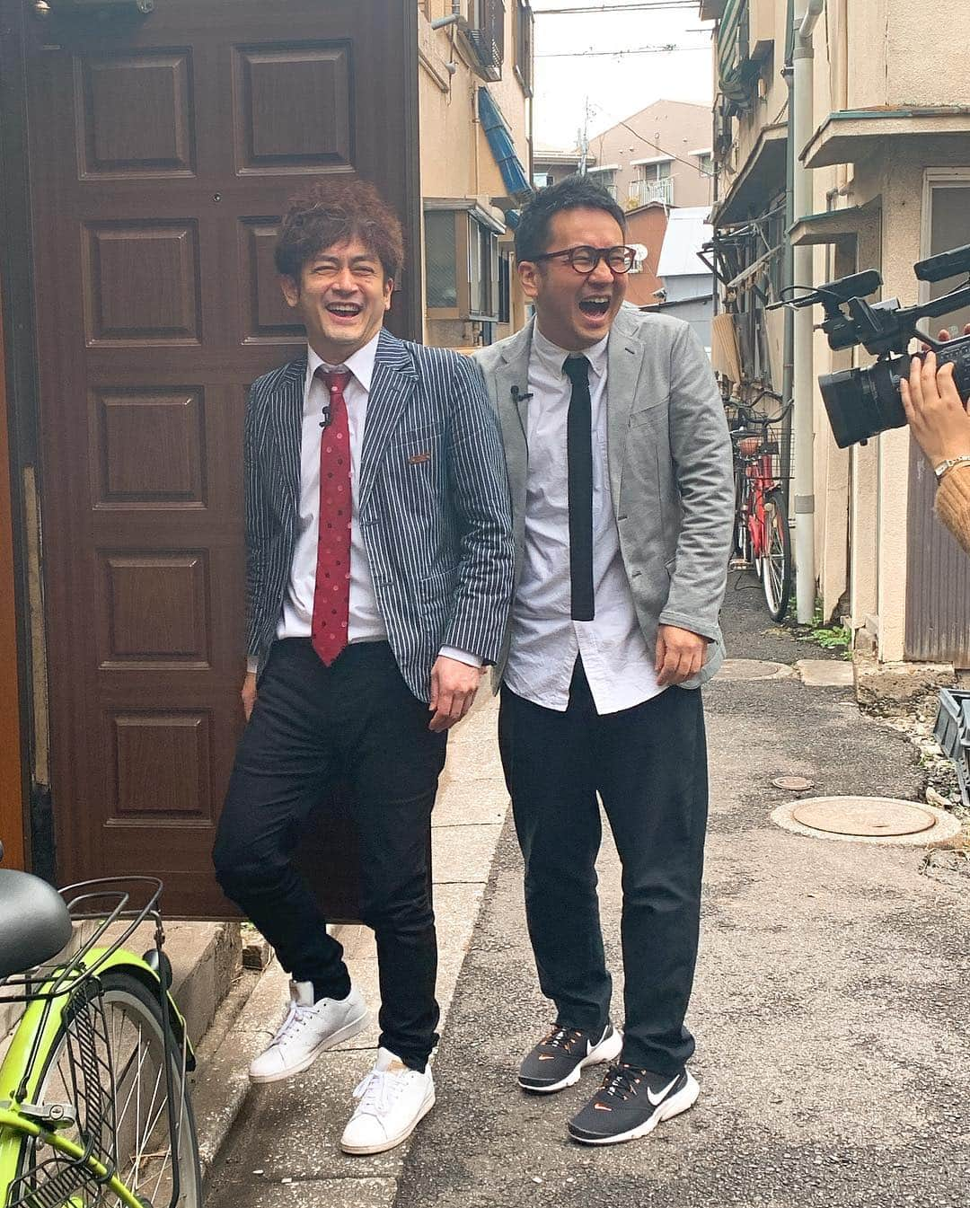 日本テレビ「ウチのガヤがすみません！」さんのインスタグラム写真 - (日本テレビ「ウチのガヤがすみません！」Instagram)「次回、23日(火)23:59〜放送 #なすなかにし ロケ企画😄✨ ゲスト#指原莉乃 さんが気になっているというファンの方に会いに行ってきました〜😘 ロケ中にパシャり📸✨ とても和やかな写真が撮れました☺️ 中西さん「単独ライブのチラシになりそうな写真ですね〜」と一言✨ 確かにっっ😂  動画はロケの合間、車中で待機中のお二人です🚌 . 【#ガヤ芸人スクープ🎤 】  中西さんが身を乗り出し、那須さんとずーーーーっとお喋りしてました😆‼️ 徐々に那須さんの元気が失速しているような…？？(笑)  指原さんのファンの方の想いを#なすなか さんが、たっぷり引き出している内容となっております‼️ お楽しみに(๑˃̵ᴗ˂̵)✨ . #ウチのガヤがすみません #ウチガヤ  #ガヤ芸人オフショット #芸人」4月21日 19時52分 - uchino_gaya