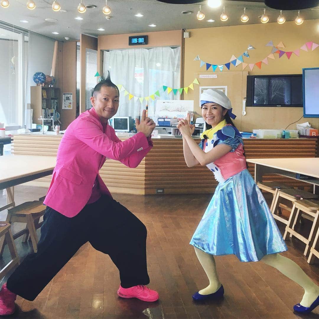 島崎直也のインスタグラム：「ねんドル岡田ひとみさんと！2019  今年も、ねんどでミニチュアクッキングを実施していただきました😊  こども達と一緒に、僕も癒されちゃいました😄  ありがとうございました！！！ #ねんドル #岡田ひとみ さん #おねんどお姉さん  #sakumo佐久市子ども未来館  #今年も大人気 で #抽選 でした😊」