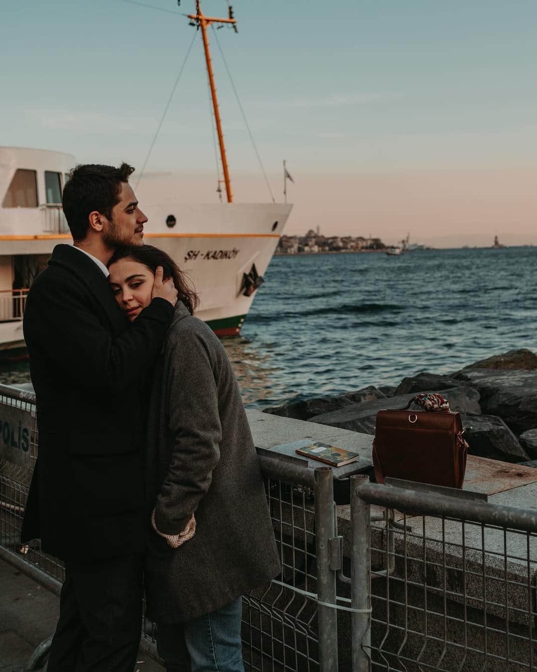 Putri Anindyaのインスタグラム：「before sunset, an Istanbul story // I think strangers and birds are my favorite things to shoot at while i’m in Istanbul. Especially the couple that shows their emotions. Sometimes when I see this kind of scene I have a scenario in my mind. Lots of questions passing by while I took their pictures. What are they talking about. Is it a hello, or a goodbye? Is it a fiction book, or a biography? Anyway I’m happy to be able to capture these moments. . . . An istanbul story with @inflowsummits #myistanbul // taken with @sonyalpha @sonyalpha_id A7iii with 35mm 1.4 .」