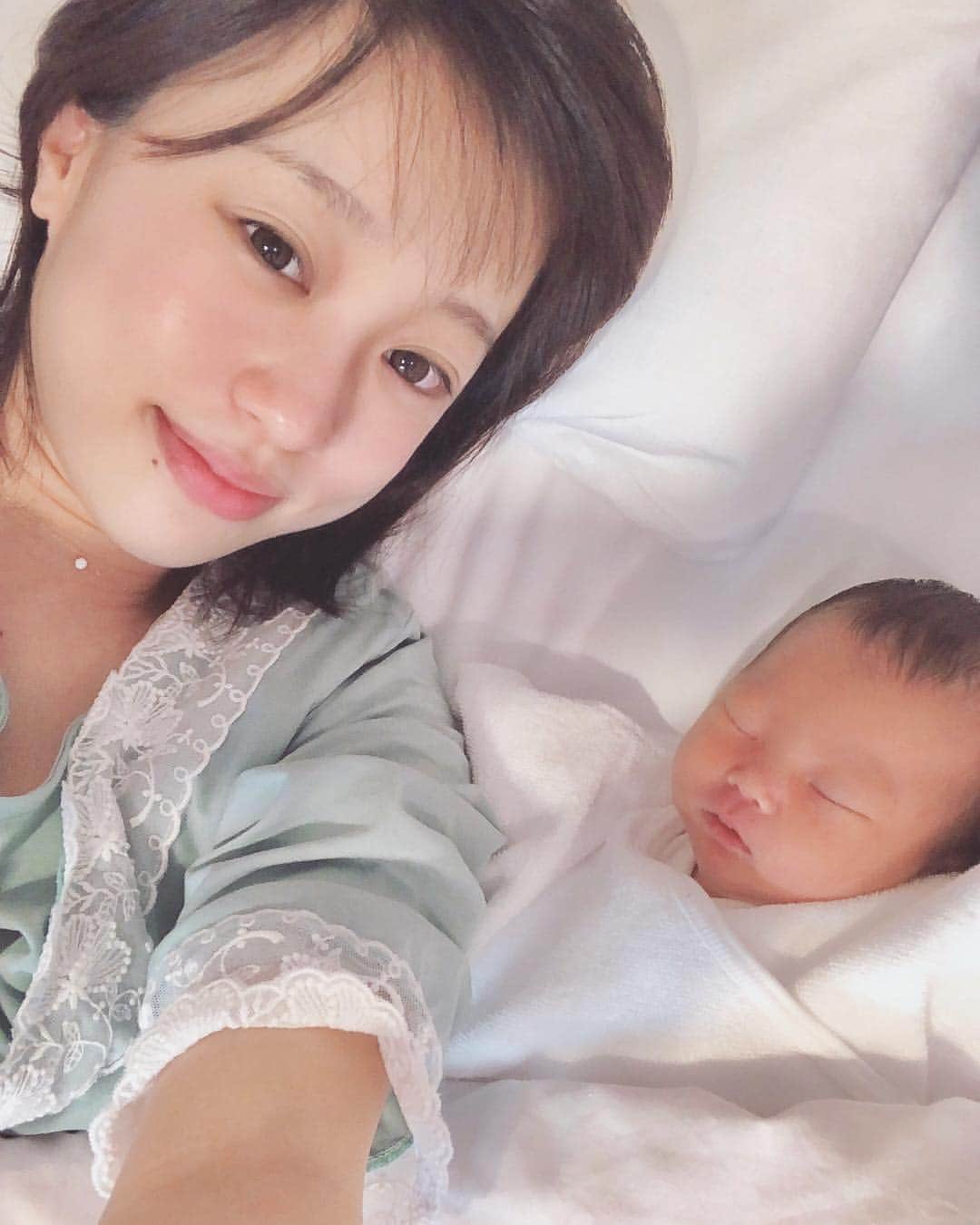 のインスタグラム：「with my little baby 👶🏻💕 . ママ一年生頑張ってます✊🏻 . . 親バカにはならないかなぁなんて思っていたけれど、、、 . . うちの子が1番可愛いです！！😭笑 . . 2枚目が生まれた日の写真で、、、 1日でぷくぷくしてきたり、顔がどんどん変わる新生児。 . 愛おしさ大爆発😭💓 . うんちさえ愛おしいよ😭💩 . ゆっくりゆっくり大きくなって欲しい😭💕 . 体も色々な変化に対応して痛むけど、この寝顔見たら何でも頑張れる💪🏻 . . これからご出産を控えている皆様、痛いのは本当にすぐ忘れちゃうので、頑張って下さいね🥰 . . . #baby #mybabygirl #family #親子 #新生児 #生まれたて #愛おしい #親バカ #親バカ部 #赤ちゃん #ママ1年生 #👶🏻」