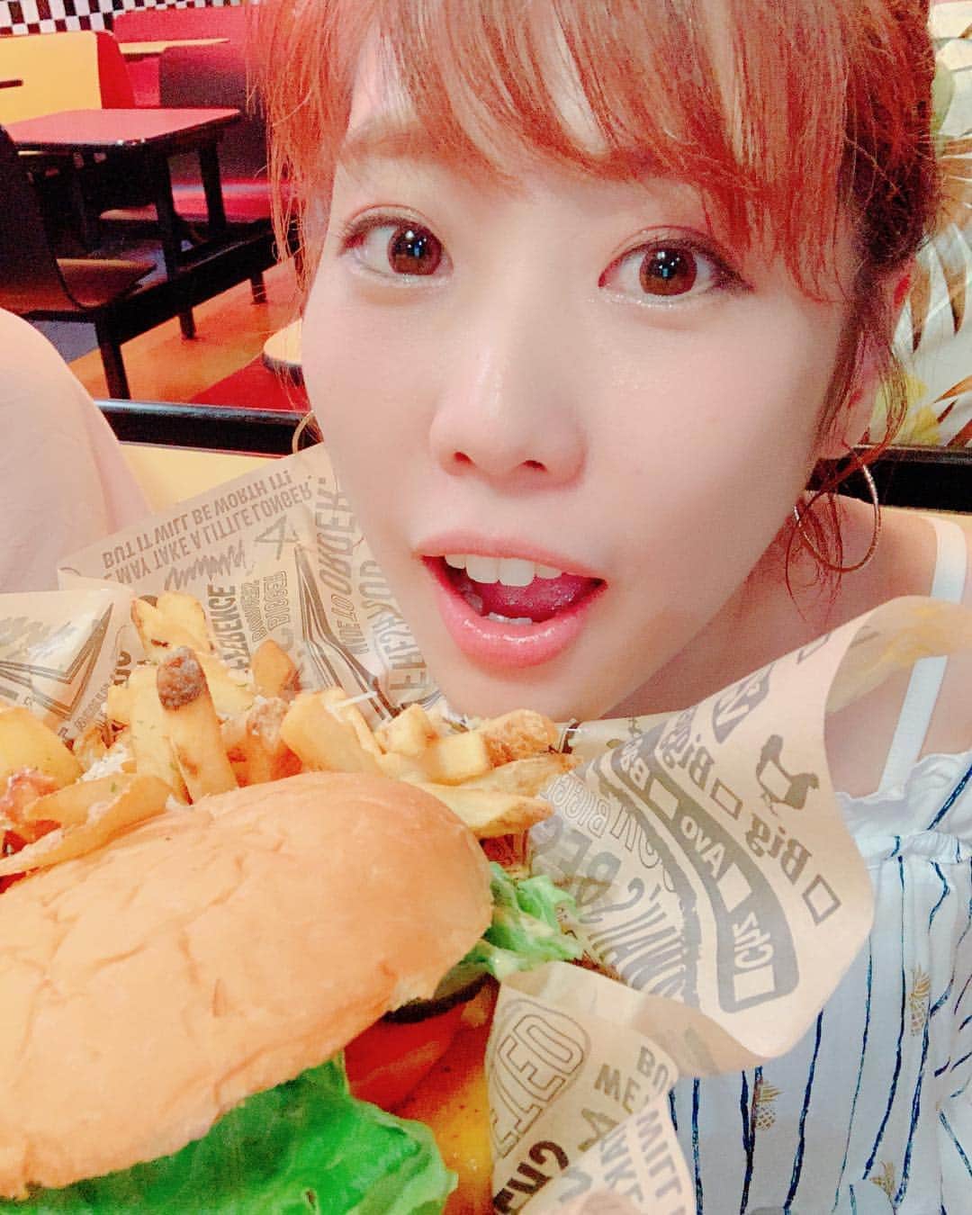 楠田亜衣奈のインスタグラム：「はんばーがーっ！！ お い し い 🍔 #今チェキハワイ」