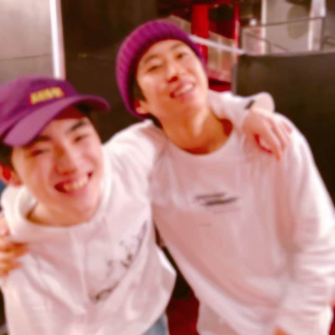 EBiDAN 39&KiDSさんのインスタグラム写真 - (EBiDAN 39&KiDSInstagram)「先輩や仲間も駆けつけ、愛に溢れた笑顔多めのラストライブでした。リュウトの台本なしでサクサク出てくる感謝の多さが様々な支えを物語り、トーマの泣きそうになったタイミングで泣かないように笑いに走ると宣言しただけで笑いを起こす謎に満ちた空気感といい。ハッピーエンドな雰囲気で一区切り、と言ったところでしょうか。新しい道がまた始まるわけで。青春のページの作り方は人それぞれなんだなと。人生いろいろ。JustDoIt!! ただ、あんなに沢山の会場埋め尽くすホーミーさんに囲まれた2人は幸せだったはず。  写真はやり切った本業、楽しそうだか表情NGの伝わるボカシショット、そして記念写真から逃げまどうマネージャーAさんの見切れスリーショット。笑  http://hongyo.jp/」4月21日 19時58分 - ebidan39kids