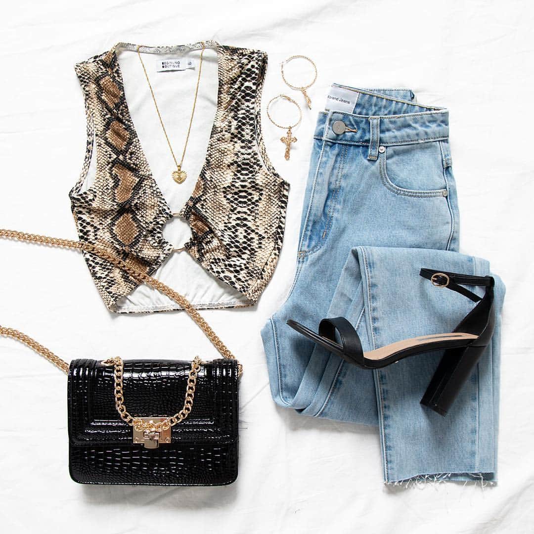 Beginning Boutiqueさんのインスタグラム写真 - (Beginning BoutiqueInstagram)「Sun night vibes 🍸 The perf jeans & a nice top! Tap to shop the Elixir Buckle Circle Crop Snake Print, Abrand A '94 High Slim Jeans Walk Away and Eclat Melodrama Chain Bag Black!」4月21日 11時06分 - beginningboutique