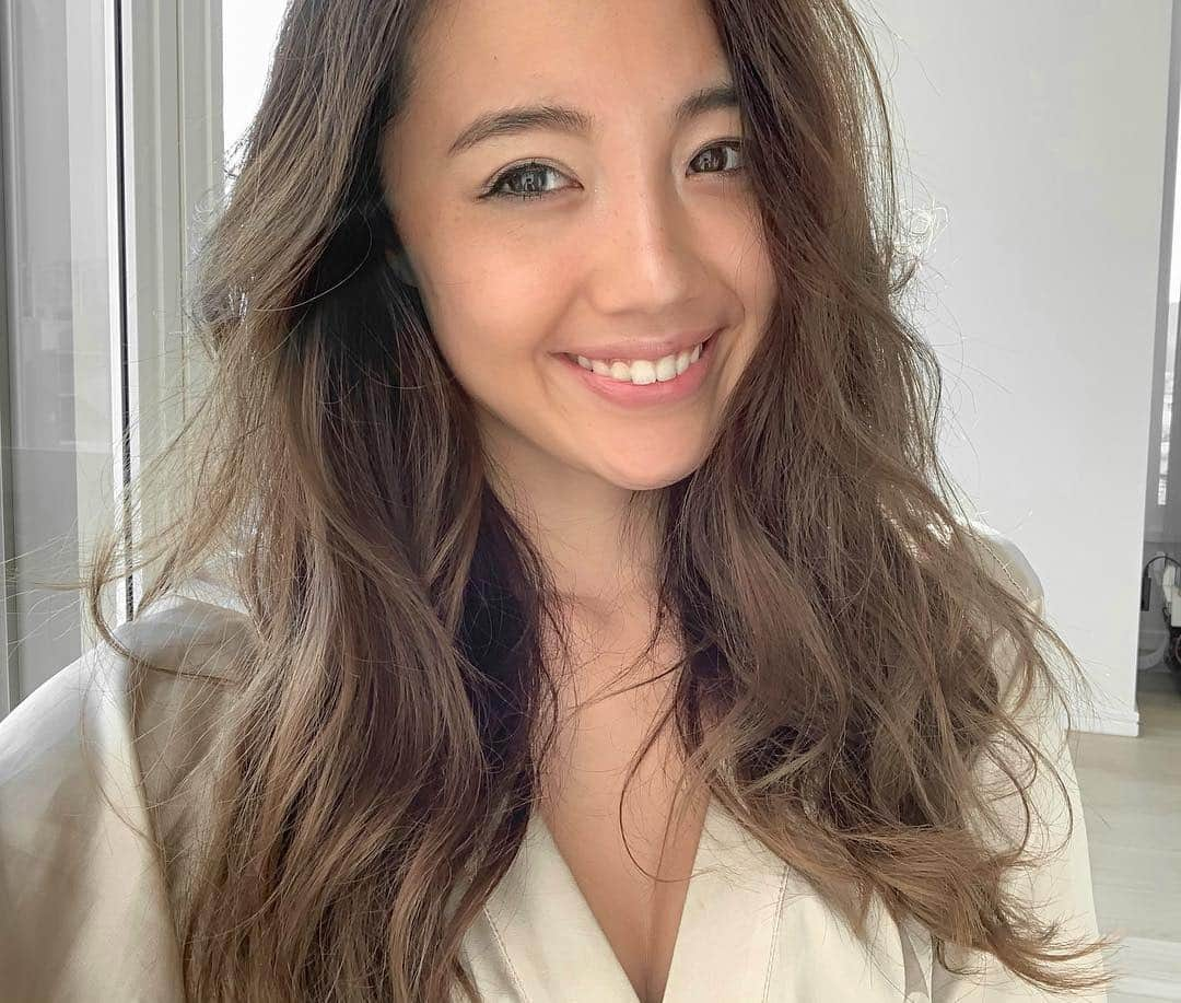 佐藤マクニッシュ怜子さんのインスタグラム写真 - (佐藤マクニッシュ怜子Instagram)「behind the makeup and behind the smile, there’s always a story they wouldn’t understand, and I’m just a girl who wishes for happiness just like you. ‘ まとめると、 わたしもあなたも、みんな同じ人間ってこと。 良い日曜日を🍋  Youtubeに、この写真のメイク動画 by @asitiscosmeticsjapan とか英語を喋れるようになった方法とかの動画とか載せてるから是非見てね🖤 #asitis #cosmetic #makeuptutorial #me #summer #tannedskin #sundaymorning」4月21日 11時00分 - reikoofficial