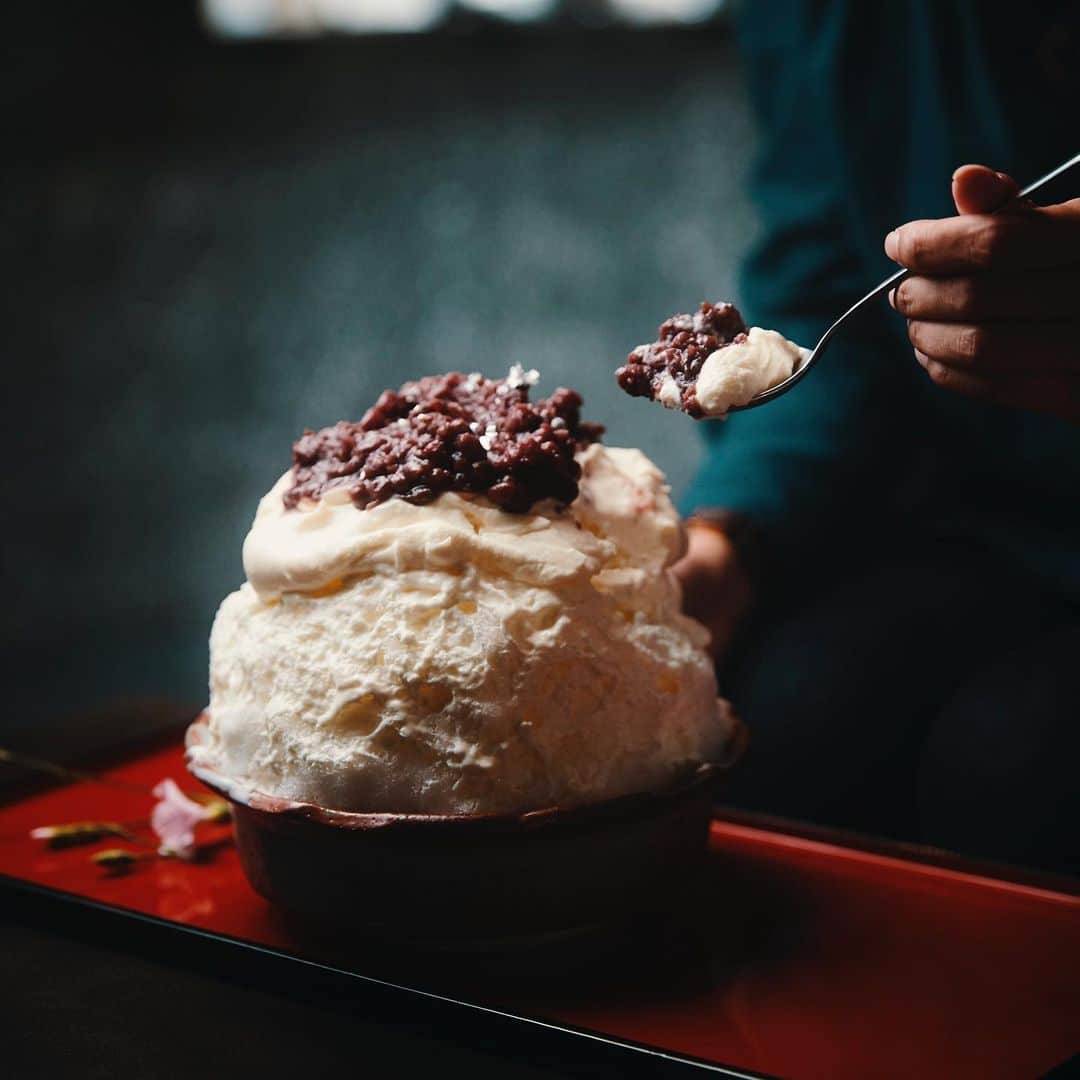 PARCO_ya上野さんのインスタグラム写真 - (PARCO_ya上野Instagram)「期間限定かき氷（4月1日～4月30日）「餡カマンベール/An Camembert」をご紹介します。﻿ ﻿ 丹念に炊き上げた自家製の小豆餡に、塩気とコクを醸すカマンベールチーズの取り合わせ。素朴な見た目と裏腹に多様な食感や風味がほどこされています。﻿ ﻿ <shop information>﻿﻿﻿﻿ カフェバー﻿﻿﻿﻿ 1F : 廚 otona くろぎ﻿﻿﻿ TEL : 03-6284-2796﻿﻿﻿﻿ ﻿ @kuriya.otona﻿﻿﻿﻿ #PARCO_ya #parcoya #パルコヤ #パルコヤ上野 #廚otonaくろぎ #くろぎ #和菓子 #お菓子 #デザート #おもてなし #お土産 #かき氷 #スイーツ #上野スイーツ #東京スイーツ巡り #wagashi #sweets #dessert #instagood #instadaily #foodporn #coffee #instafood #cafe#japan #tokyo #餡子#チーズ #かきごおりすと #かきごおり部」4月21日 11時01分 - parco_ya_ueno