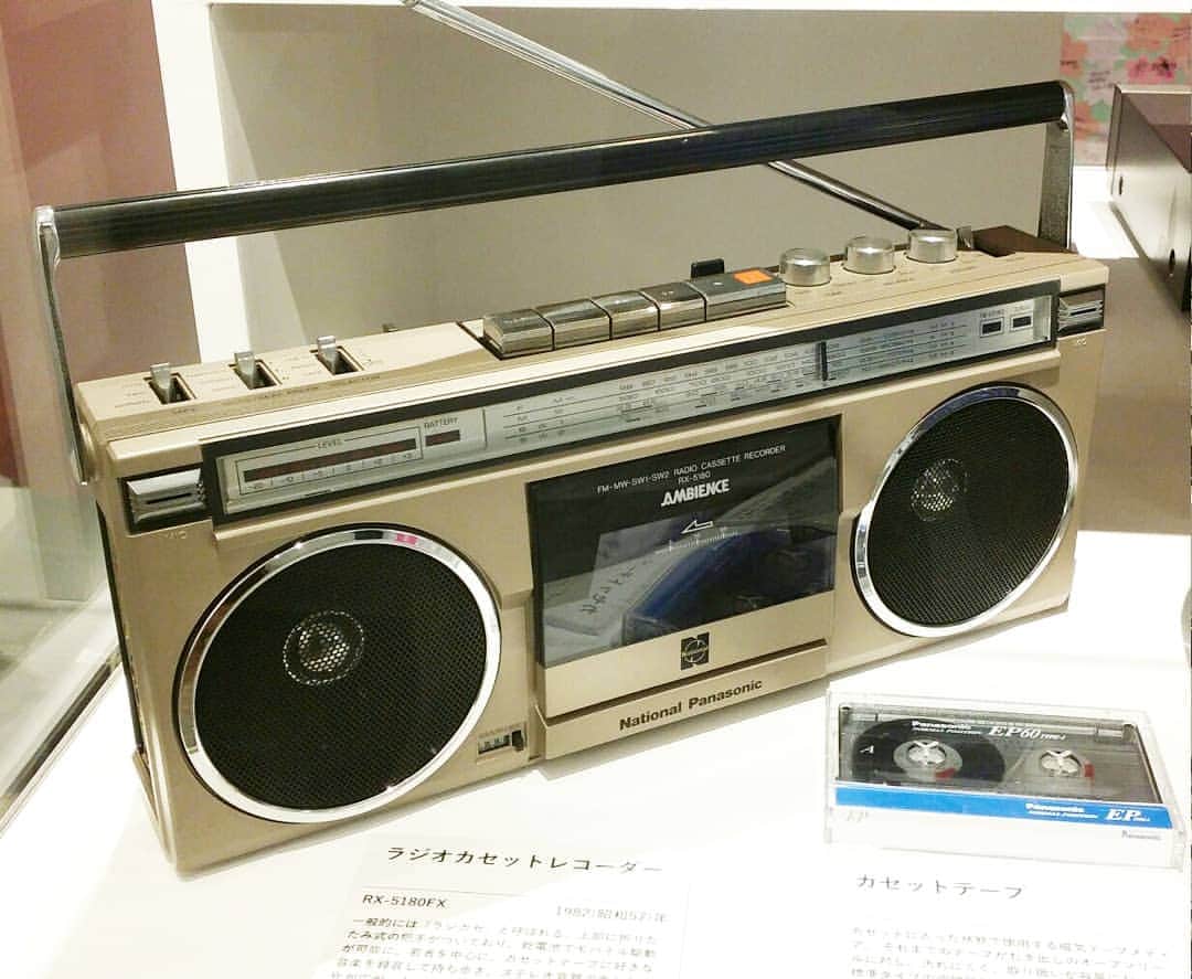 町田星児さんのインスタグラム写真 - (町田星児Instagram)「平成を振り返る番組とか今ようやってるけど、平成を振り返っても俺の歳ではあんまり面白くない事がわかった。昭和なら懐かしいと思うけど平成ではならん。平成は全部しっかりと記憶してて、まだ思い出になってないねん。 そんな中、このラジカセ懐かしいなぁと思って4枚目の写真のラジカセを撮っててんけど、10枚ぐらい撮ってから気付いた。これ昭和のんやん！！なんでここに展示しとんねん！ 俺には今回の展示は全然面白くなかった。前回の昭和レトロのんは面白かった。 #パナソニック #平成KADEN」4月21日 11時02分 - machidaseiji