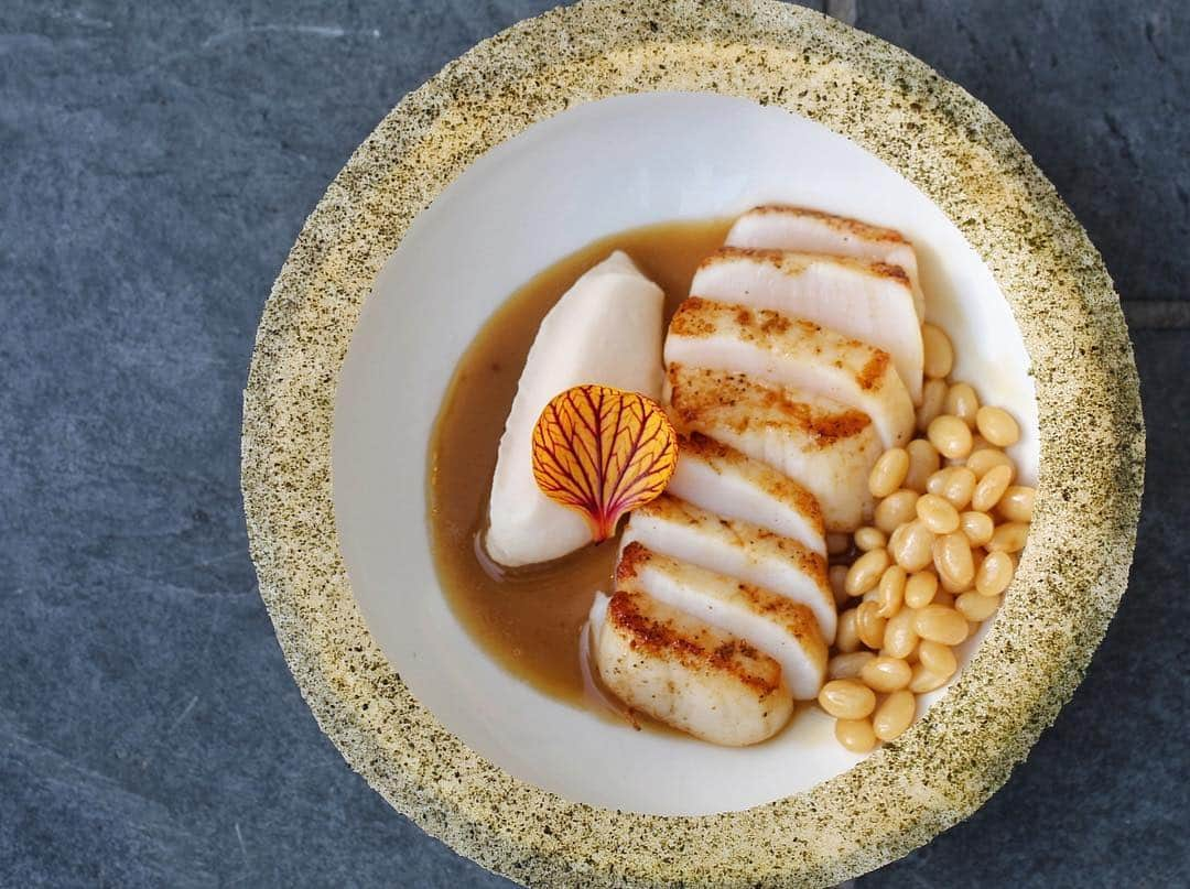 DOMINIQUE ANSEL BAKERYさんのインスタグラム写真 - (DOMINIQUE ANSEL BAKERYInstagram)「Spring in LA brings a brand new dinner menu at @189bydominiqueansel, including these tender butter-seared scallops with navy beans and porcini mushroom dashi, topped with a crisp nori-dusted feuille de brick chip to finish. Beautiful. @anthony_nicolas_stagnaro @thegrovela #dinner #189bydominiqueansel」4月21日 11時04分 - dominiqueansel