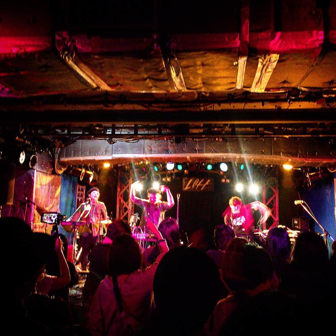 池内万作さんのインスタグラム写真 - (池内万作Instagram)「昨夜は新宿歌舞伎町の音楽フェス「Connect歌舞伎町」でThe SAMOSのライブを。 ホント、楽しい時間はあっというまに過ぎるっていいますが、30分のライブは一瞬に感じるほど。 もっと観たかったわ〜。 素晴らしい時間とかっこいい音をありがとう〜！ #thesamos」4月21日 11時13分 - mandeshita
