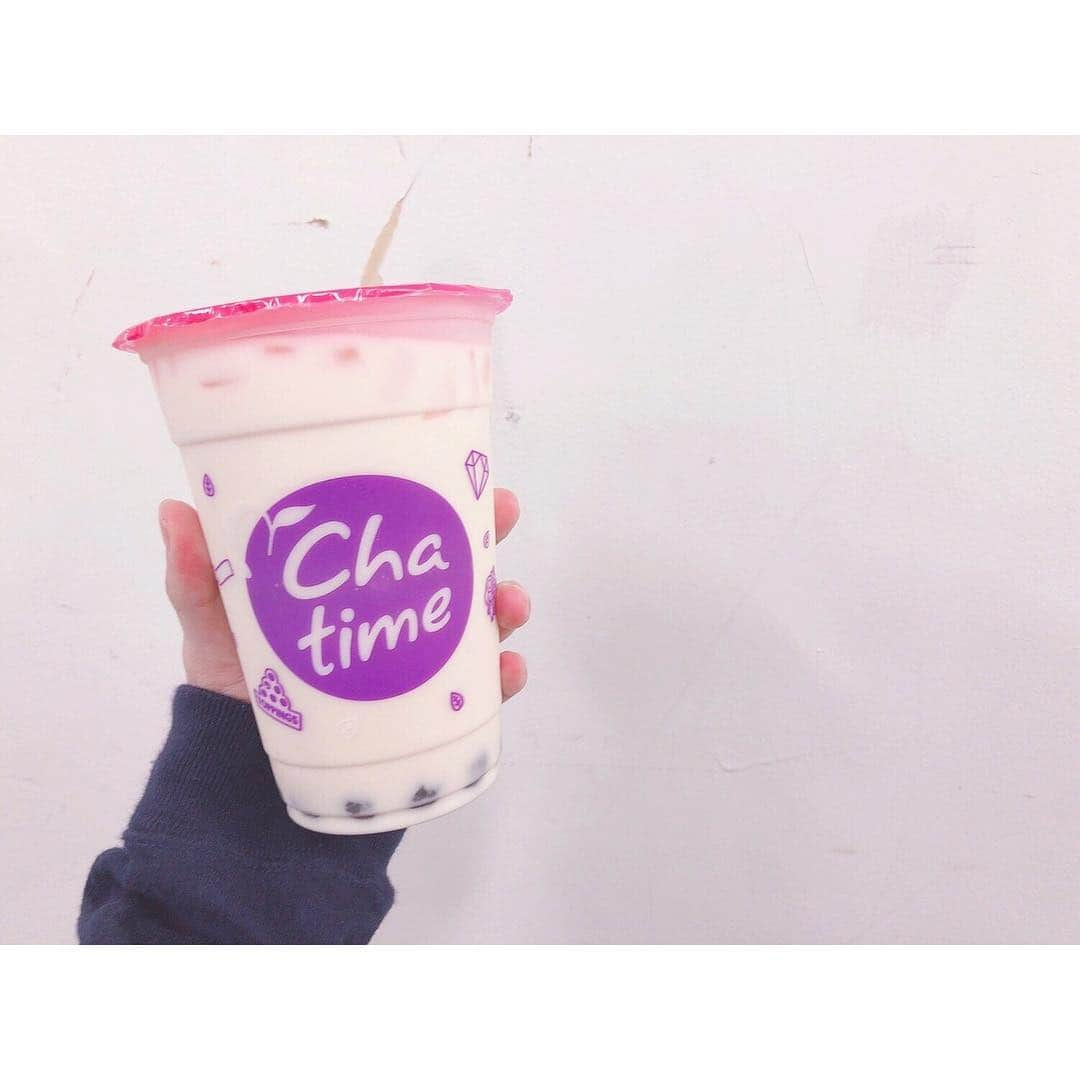 岡本尚子さんのインスタグラム写真 - (岡本尚子Instagram)「先日、 #ちいこん2019  の稽古の際に﻿ 『Chatime（チャタイム）』の﻿ ミルクティーを頂きました🤤💕﻿ ﻿ 安定のミルクティー😌笑笑﻿ ﻿ めっちゃ美味しくて！！﻿ 秒で飲み終わってしまいました…🤭 . #タピオカ #ミルクティー #タピオカミルクティー #chatime #西武新宿駅前店」4月21日 11時17分 - naoko_04_04