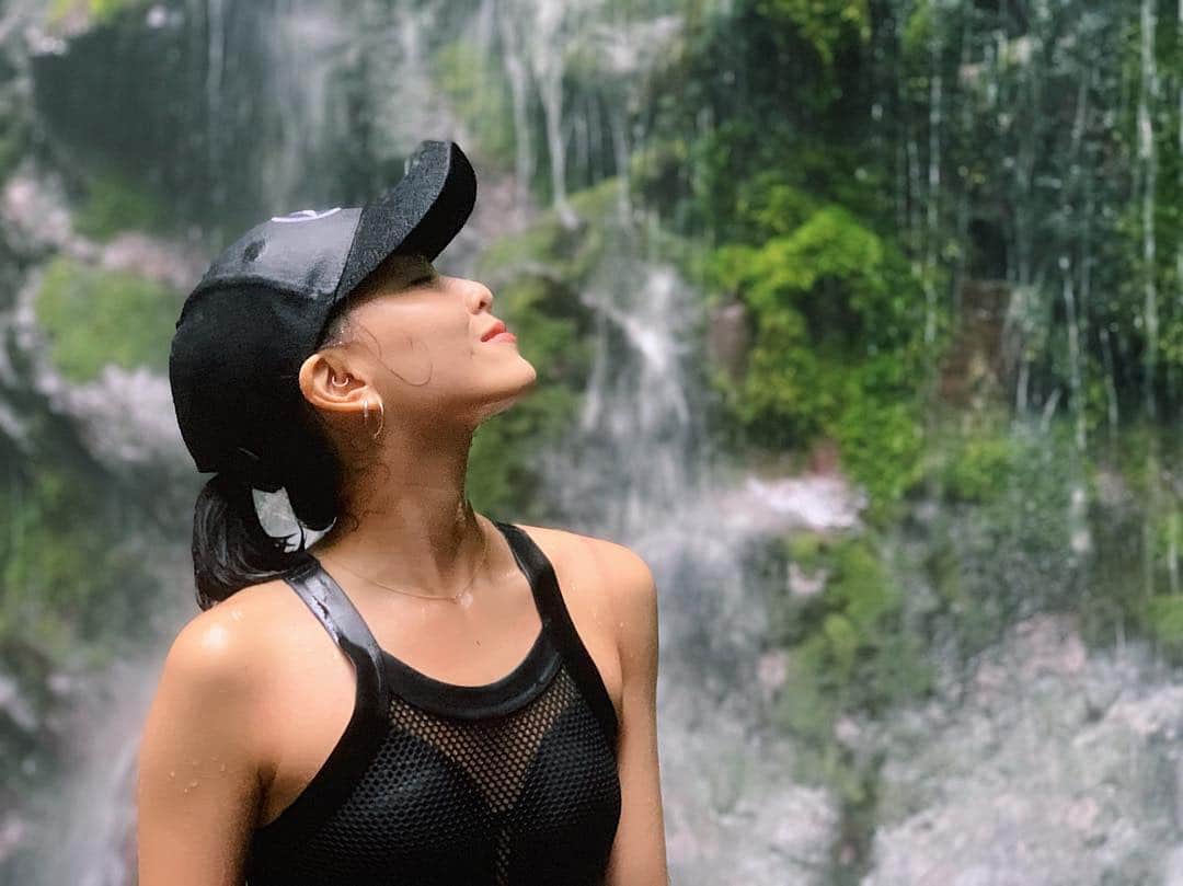 ソニアのインスタグラム：「Sorry for the lack of updates in this space! I’ve been really swamped with work and also battling this crazy migraine that went on for almost three days ☹️ Amidst the hectic week, I found myself really missing these tranquil moments being in nature. It is undeniably therapeutic and it just sets you back in the right gear. If you’re reading this now and you’re going through some stresses in life, try to find moments like these to unwind and know that you are loved 🖤」
