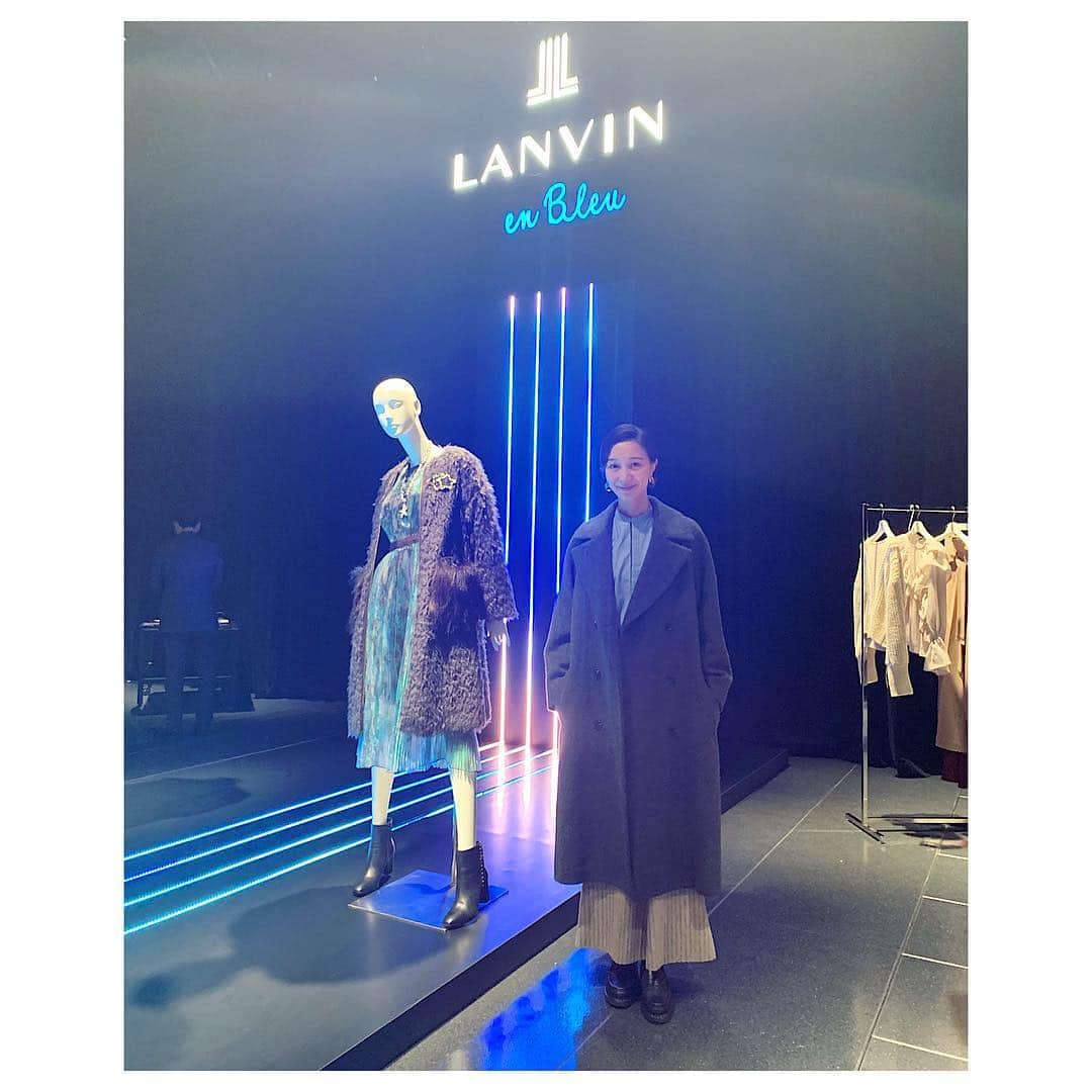 愛可さんのインスタグラム写真 - (愛可Instagram)「・ LANVIN en Blueの秋冬の展示会へ ・ ・ 写真のコートのネイビーをオーダー（これはグレーです） 写真2枚目のブルー系のチェックのものと悩みましたが、 やっぱり中の洋服を考えて、ベーシックなものにしました。  襟が大きくて、たっぷりとしたラインが綺麗で、少し毛足のあるライトシャギーの生地も可愛かったです。 ・ ・ @lanvin_en_bleu_official  #ランバンオンブルー  #シャギーコート」4月21日 11時19分 - aikick