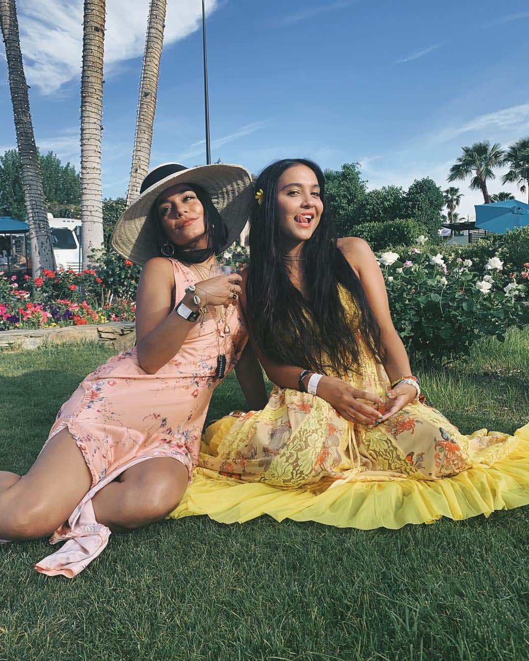 ヴァネッサ・ハジェンズさんのインスタグラム写真 - (ヴァネッサ・ハジェンズInstagram)「Lol 2 different pages but both great vibes 🥰💁🏻‍♀️ @stellahudgens」4月21日 11時32分 - vanessahudgens