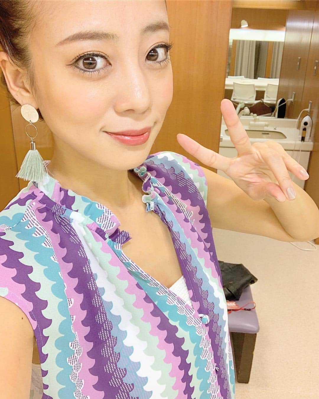 あびる優さんのインスタグラム写真 - (あびる優Instagram)「アッコにおまかせ✌️だよん😘 準備完了☺️💄👗 皆さま、素敵な日曜日をー😊❣️ 衣装はタグ付けしてます🏷  #make#makeup#hair#hairstyle#hairmake#fashion#selfie#smile#gracecontinental#メイク#ヘアメイク#メイクアップ#ヘアスタイル#ファッション#衣装#グレイスコンチネンタル」4月21日 11時33分 - yuabiru74