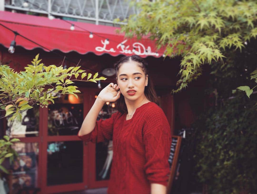 ベネット・マヤのインスタグラム：「Red❣️ The single most dynamic color, symbolizes love, rage and courage!  #photography #photoshoot #photooftheday #vintage #aden #red #love #tokyo #instagram」