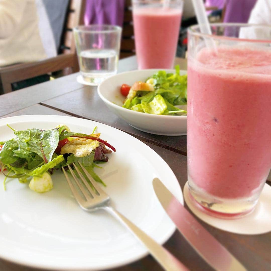 真鈴さんのインスタグラム写真 - (真鈴Instagram)「フルーツパワーの smoothie美味しい♡ サラダも🥗 #ivyplace代官山  #マリンのおススメ東京グルメ😋  #foodintokyo」4月21日 11時42分 - morrymarin
