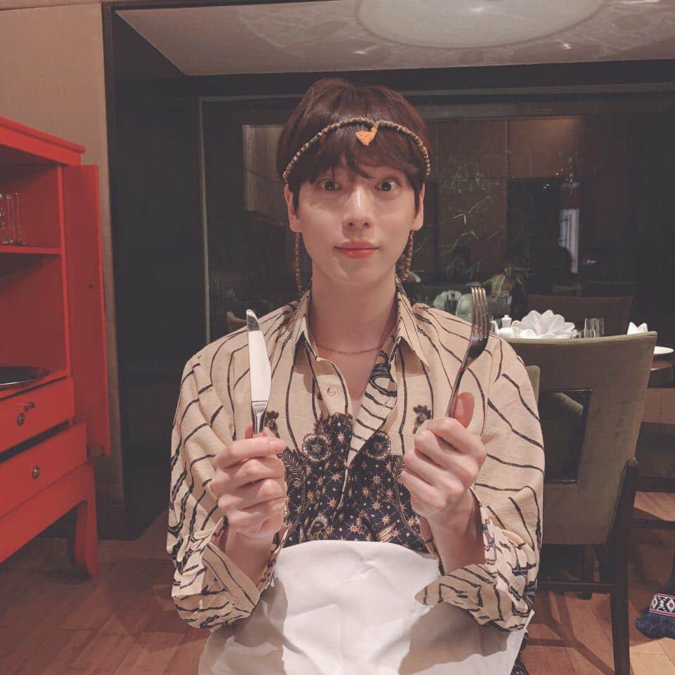 IN2ITさんのインスタグラム写真 - (IN2ITInstagram)「밥 먹을 때가 제일 행복해요..🐷🙊🙉🐶 ㅤㅤ #IN2IT #IN2U #HYUNUK #KPOP #IN2ITXION #India #tour #selfie #selfies #selca  #DINNER #IS #HAPPY #ㅎㅎㅎ #인투잇 #인투유 #현욱 #인도 #케이팝 #투어  #저녁 #행복 #한국 #잘도착했어요 #또만나요」4月21日 11時38分 - official_in2it