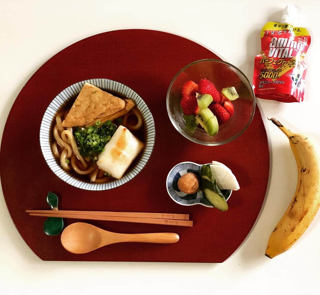 野宮真貴さんのインスタグラム写真 - (野宮真貴Instagram)「東京は朝の七時の力うどん💪 朝から餅&うどん。そしてフルーツ🥝という高糖質の朝ごはん。いえいえ私のためじゃありません。息子のサッカーの試合のための食事です⚽️テーマは「キックオフの時に胃が空っぽでエネルギーが満タンな状態」。だから消化に時間のかかる脂質や動物性タンパク質を避け、試合の3時間前に高炭水化物のパワー朝ごはん→試合の1時間前にバナナ🍌→試合直前にゼリーで完璧！それにしても「力うどん」ってうまいネーミングですね。パワーヌードルって💪 さあ、ゴールを決めて来てね❣️ #東京は朝の七時 #アスリートの朝ごはん #運動しない人は低糖質で #野宮真貴 #missmakinomiya」4月21日 11時39分 - missmakinomiya