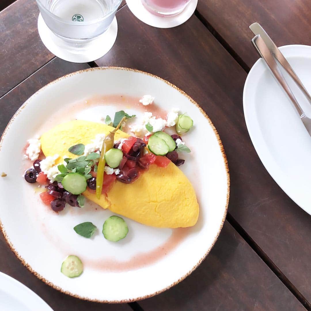 真鈴さんのインスタグラム写真 - (真鈴Instagram)「breakfast. ハラペーニョとチーズがのってるオムレツ はさっぱりしてて美味しい。 am8:50頃に行ったけどすでに満席 少し待ってから入りました。  #ivyplace代官山#美味しいご飯 #マリンのおススメ東京グルメ😋 #tokyofood#japanesefood#foodintokyo」4月21日 11時40分 - morrymarin