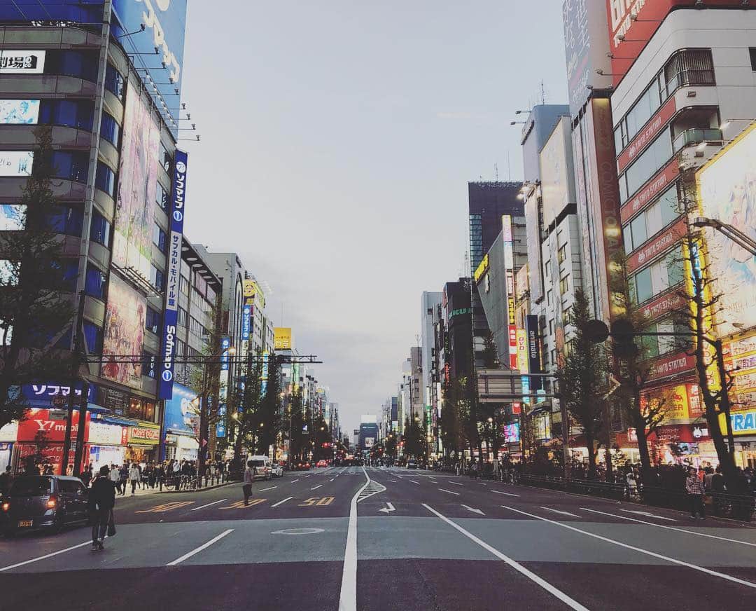 石川龍のインスタグラム：「暮れる秋葉原。 #akibahara #akihabara #秋葉原」