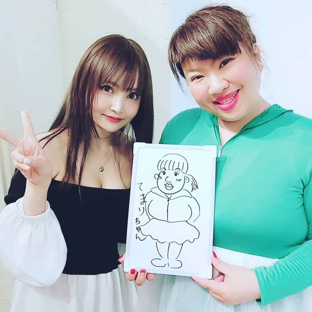 八つ橋てまりさんのインスタグラム写真 - (八つ橋てまりInstagram)「ラジオ📻♡ . . 藤巻勇気くん @yuuki_fuz 宇佐美あいりちゃん @airi.usami_official  徳田ゆうたくん @tokudayu_ta  渋谷クロスFM@shibuyacrossfm  出演させていただきました🙌  めちゃくちゃ楽しかったー😆 あいりちゃんの絵がうまいこと‼️ あれ、紙に書いてたら、もらってた✨  ラジオ終わりの、徳ちゃんとのお茶が、めちゃくちゃ盛り上がったこと💯 凄い楽しかったなぁ🎵  こうやって、出会いに感謝します😄  もう次は、全身タイツで行かないからな‼️ あいりちゃんに対抗して、女出して行く❤  いや、あいりちゃんとオソロコーデとかどうだろうか😆😆😆 って、まだ次のオファーきてなかった🤣🤣🤣🤣 チャンチャン♡  #渋谷クロスfm #渋谷 #ラジオ #📻 #楽しい #てまり #八つ橋てまり #金星と木星 #お笑い芸人 #happy」4月21日 11時51分 - temari.odebu