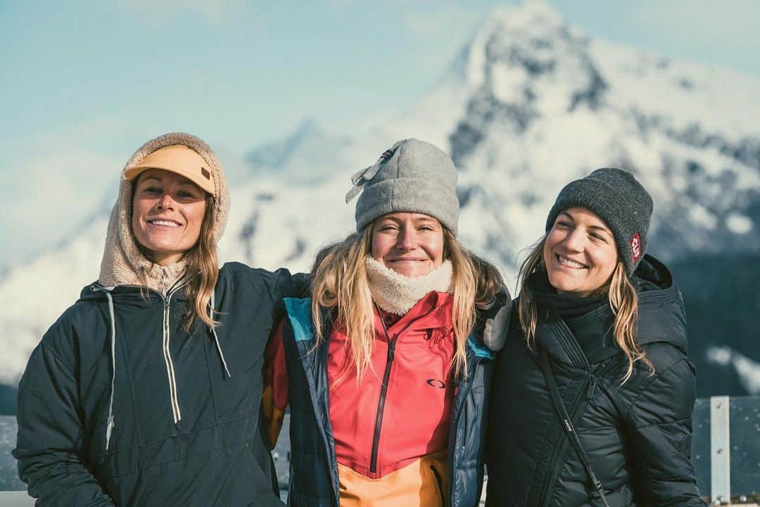 ジェイミー・アンダーソンのインスタグラム：「I love how adventurous, talented, and fun you girls are! It’s important to have friends around you who empower you and help elevate your consciousness... Thats what’s up, and that’s what this week was all about! I’m so grateful for our friendship! #JAunconditional #vadez #alaska #mountaingirls 📷 @chadchomlack」