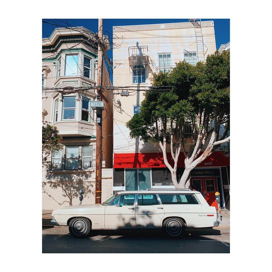 Melissa Santiagoのインスタグラム：「Ye olde country sedan  #CarsNTrees #AutosOfTheMission」