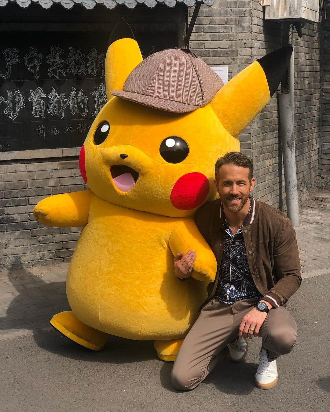 ライアン・レイノルズさんのインスタグラム写真 - (ライアン・レイノルズInstagram)「Update: I’m tiny. #detectivepikachu #Beijing 🇨🇳🇨🇳🇨🇳」4月21日 11時49分 - vancityreynolds