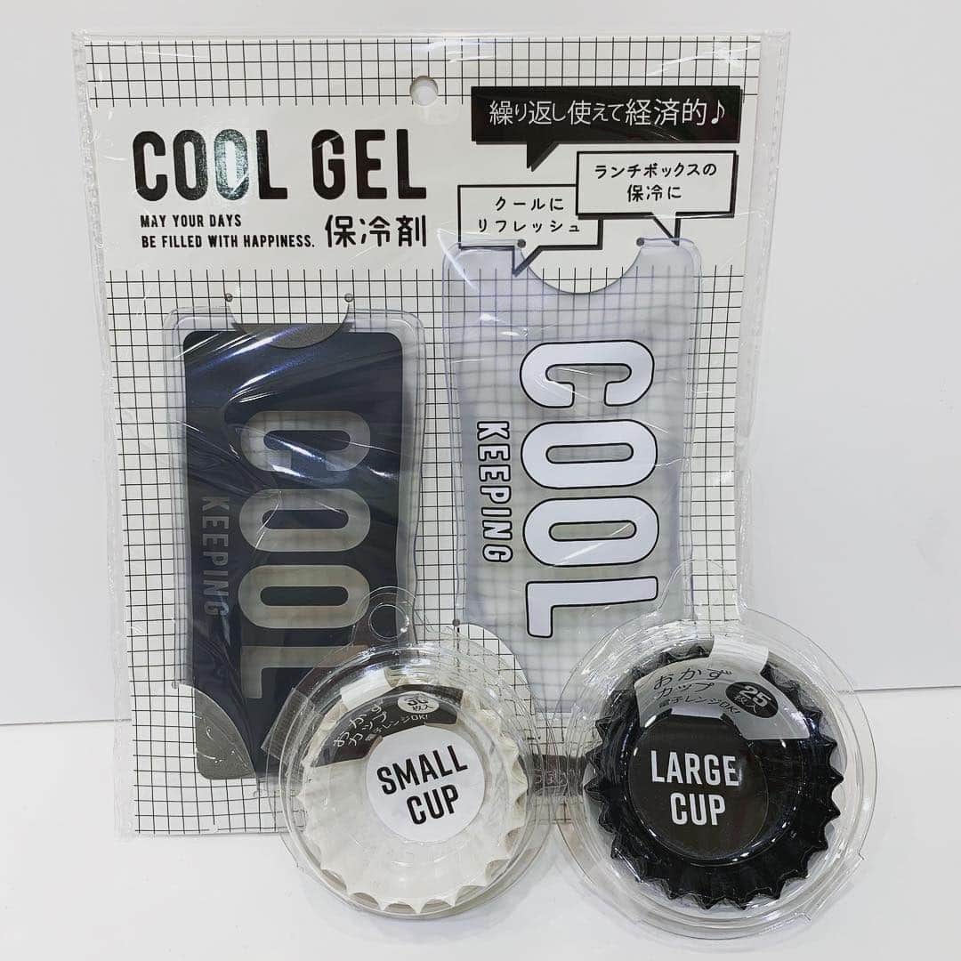 3COINS lN LUMINEさんのインスタグラム写真 - (3COINS lN LUMINEInstagram)「. . こんにちは！ 3COINS大船ルミネウィング店です！ 本日は人気のランチアイテムご紹介します！ . 画像1、2 ◉マチ広ランチトートバック 300円+税 ◉アルミ付ランチ巾着 300円+税 ◉ペットボトルホルダー 300円+税 ◉一段ランチBOX 300円+税 ◉二段ランチBOX 500円+税 ◉ワンタッチ栓マグボトル 1000円+税 . 画像3 ◉ドーム型ランチBOX 500円+税 . 画像4 ◉保冷剤2Pセット 300円+税 ◉アルミカップ 各サイズ 150円+税 . とってもシンプルで 男女兼用で問わず使えるので とても人気のシリーズです♪ . ブラックorホワイト みなさんはどっち派ですか？🤔💭 . 是非ご来店お待ちしております！ . #スリーコインズ#3COINS#スリコ#大船ルミネウィング#ランチシリーズ#モノクロシリーズ#お弁当男子#お弁当女子#ブラック#ホワイト#どっち派ですか#プチプラ#雑貨屋さん#おしゃれさんと繋がりたい」4月21日 11時53分 - 3coins.in.lumine